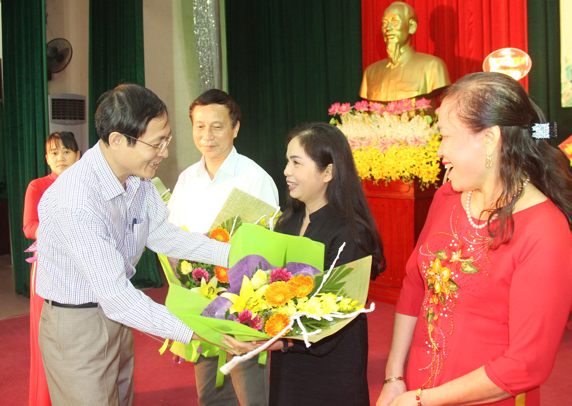 Đồng chí Hoàng Văn Nhiên - Phó Bi thư Đảng ủy Khối trao kỷ niệm chương cho các cá nhân có nhiều đóng góp cho sự nghiệp Kiểm tra Đảng. Ảnh: Mai Hoa