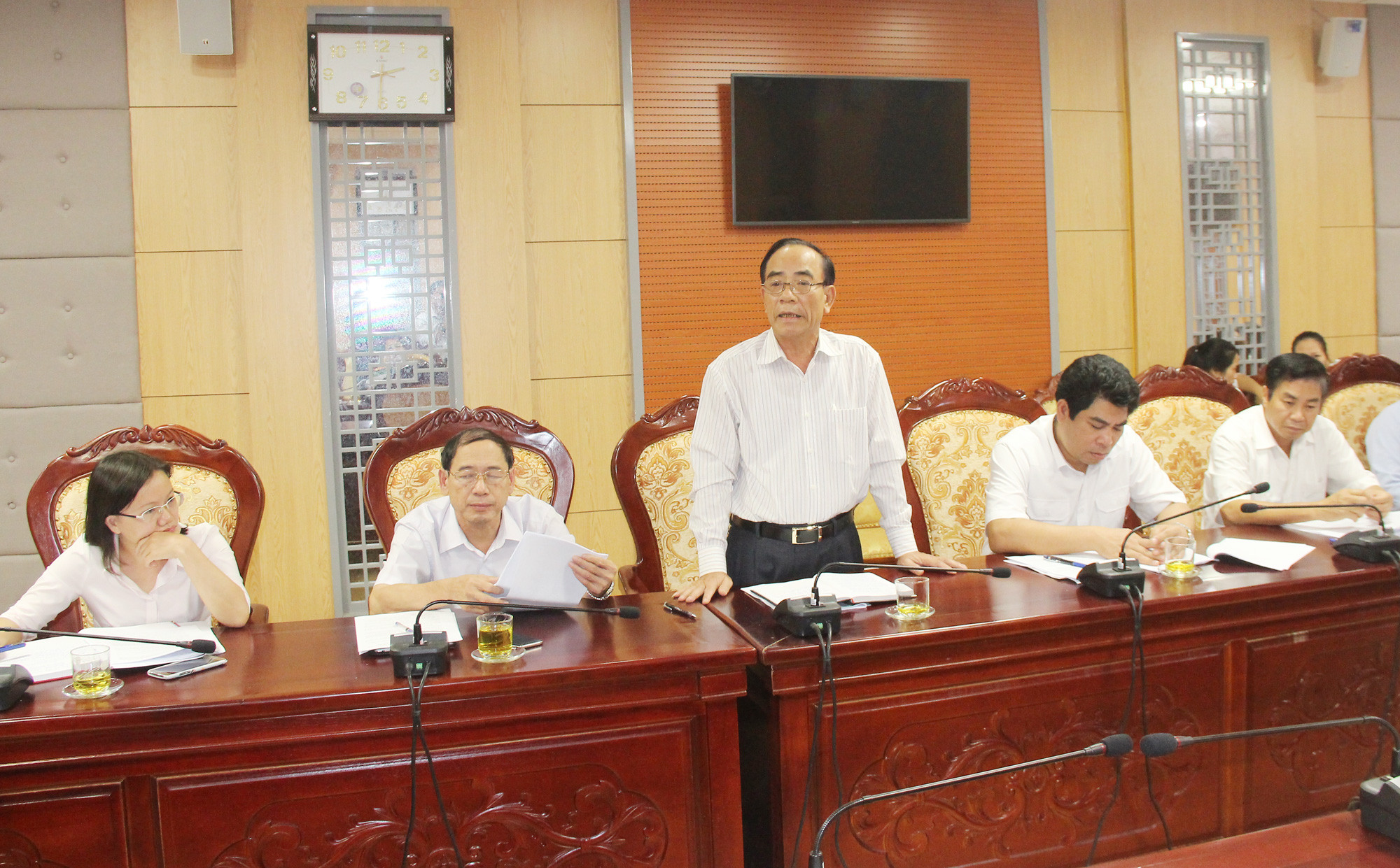 Ông Trần Văn Hường, thành viên Ban Pháp chế HĐND tỉnh kiến nghị cần bổ sung điều kiện cấp giấy phép kinh doanh đối với các ngành nghề có điều kiện về ANTT là phải có đủ điều kiện về ANTT mới được cấp phép. Ảnh: Minh Chi
