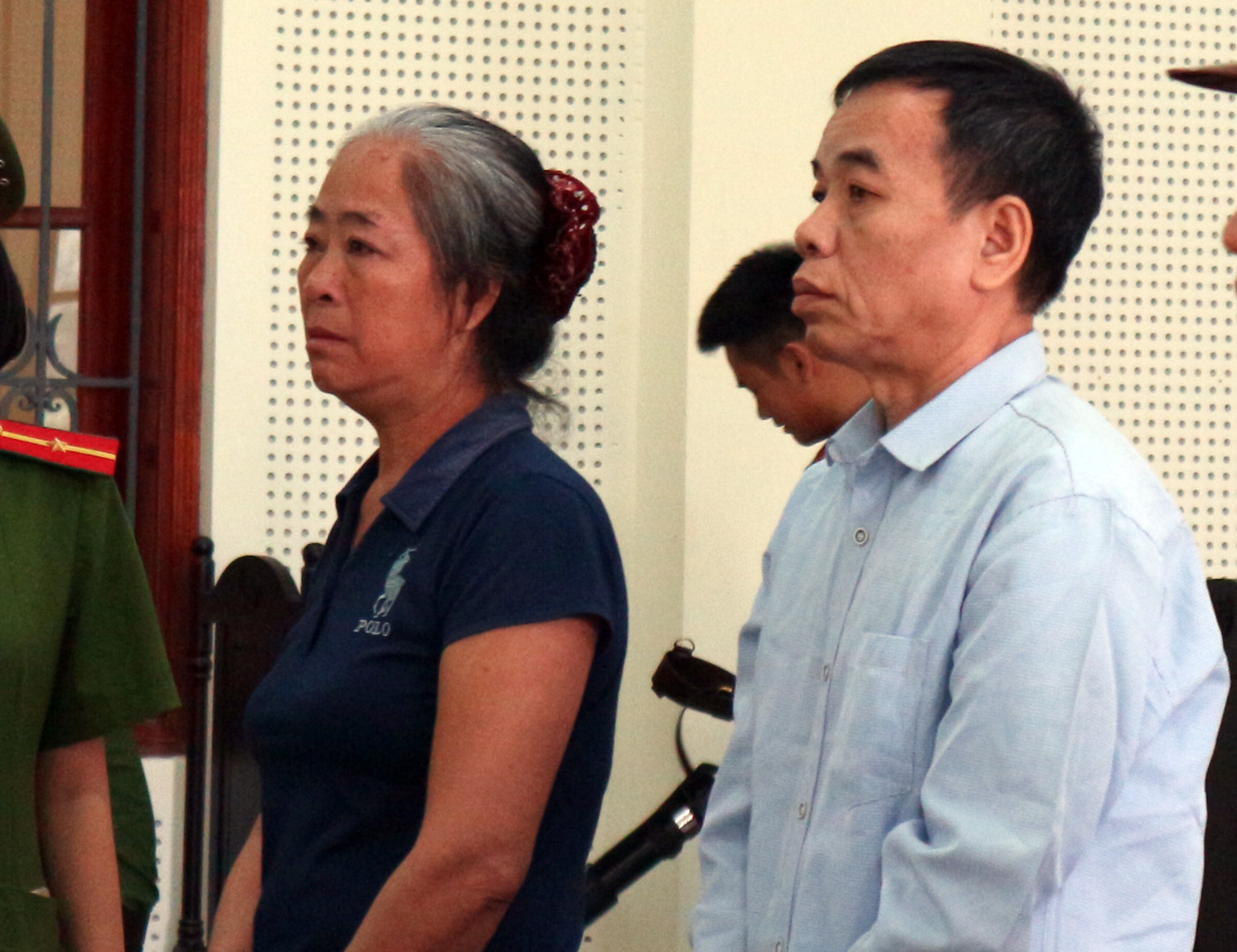 Lô Thị Thuyên và Kha Văn Ngọc tại phiên tòa. Ảnh: Trần Vũ