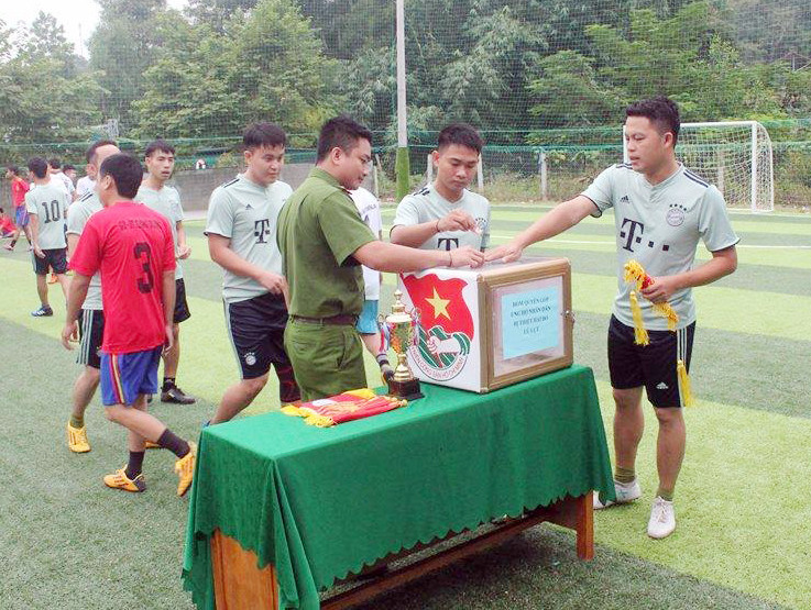 Cầu thủ các đội quyên góp tiền giúp đỡ người nghèo và học sinh gặp hoàn cảnh khó khăn. 