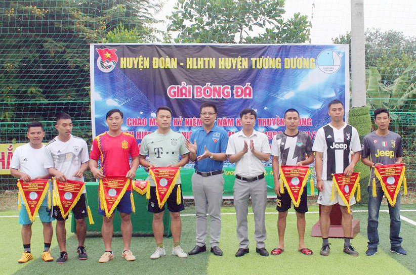 Ban tổ chức trao cờ lưu niệm cho các đội tham gia giải đấu. Ảnh: Công Khang