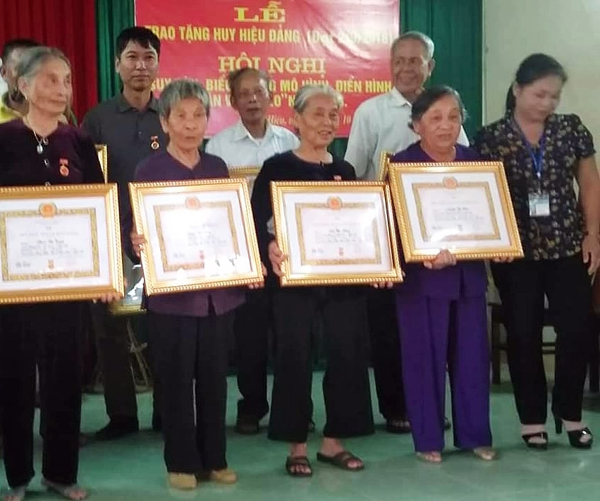 Các đảng viên được trao Huy hiệu Đảng. Ảnh: Quang Huy