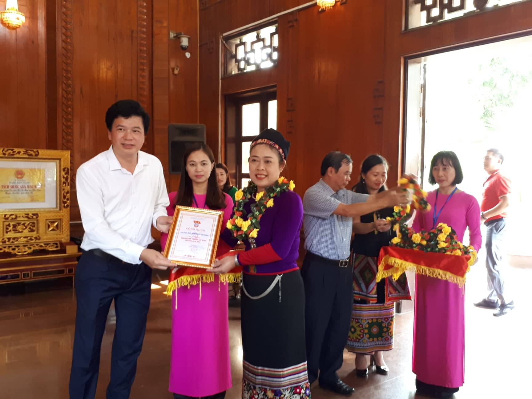 Bí thư Huyện ủy Con Cuông Nguyễn Đình Hùng trao giấy chứng nhận cho các tập thể đạt mô hình dân vận khéo tiêu biểu cấp huyện giai đoạn 2016-2018