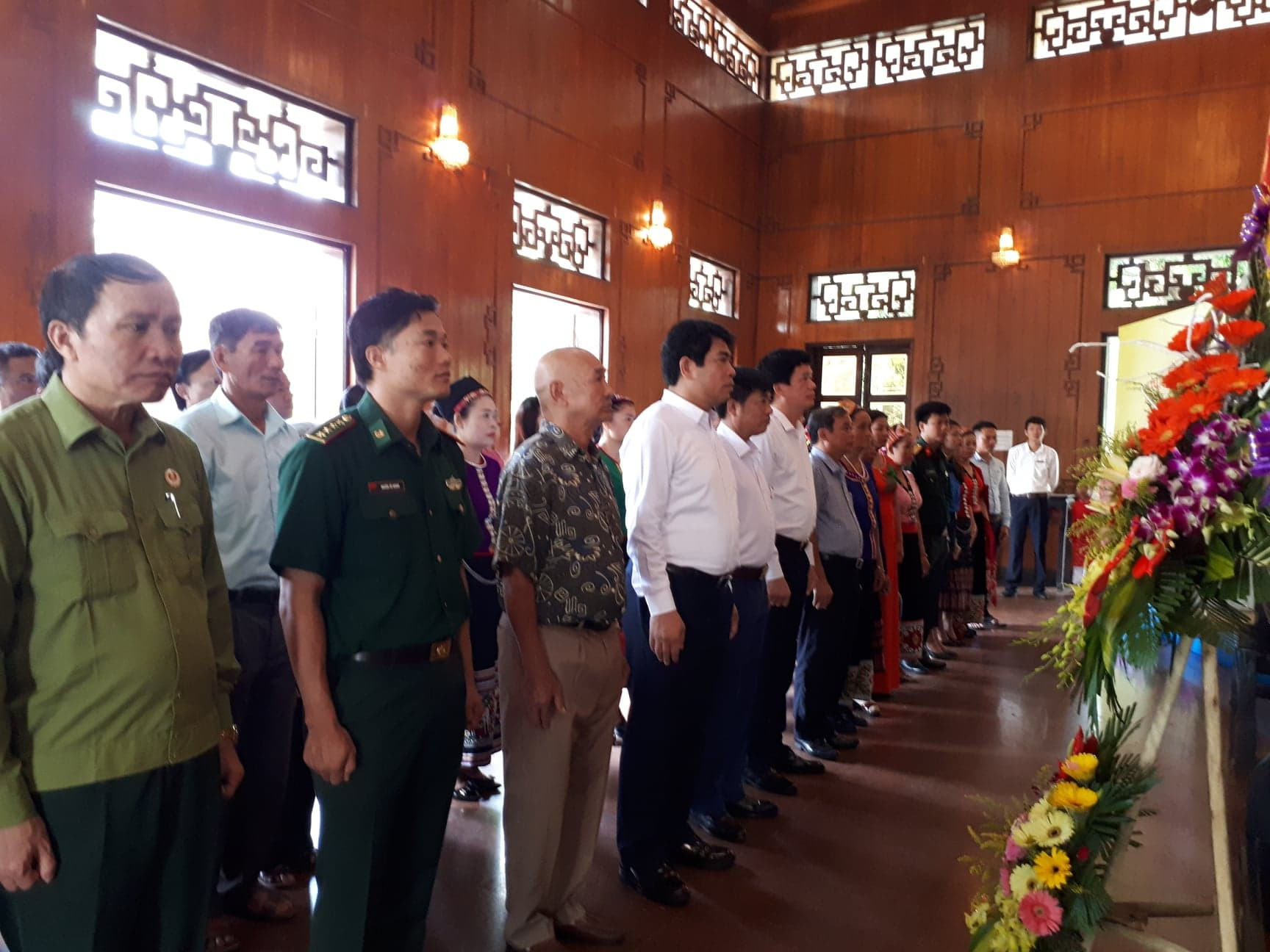 bna_anh 1 đoàn công tác của huyện Con Cuông báo công với bác tại nhà tưởn niệm Bác Hồ, Kim Liên Nam Đàn