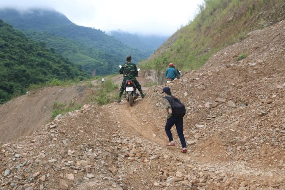 Tuyến đường tuần tra biên giới đi qua địa bàn xã Mường Típ, Mường Ải của huyện Kỳ Sơn có chiều dài hơn 20km, đến năm 2018 đã được đổ bê tông cắc chắn. Ảnh: KL