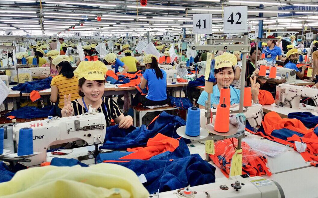 Công nhân Công ty CP May Minh Anh Kim Liên trong giờ làm việc. Ảnh: P.A