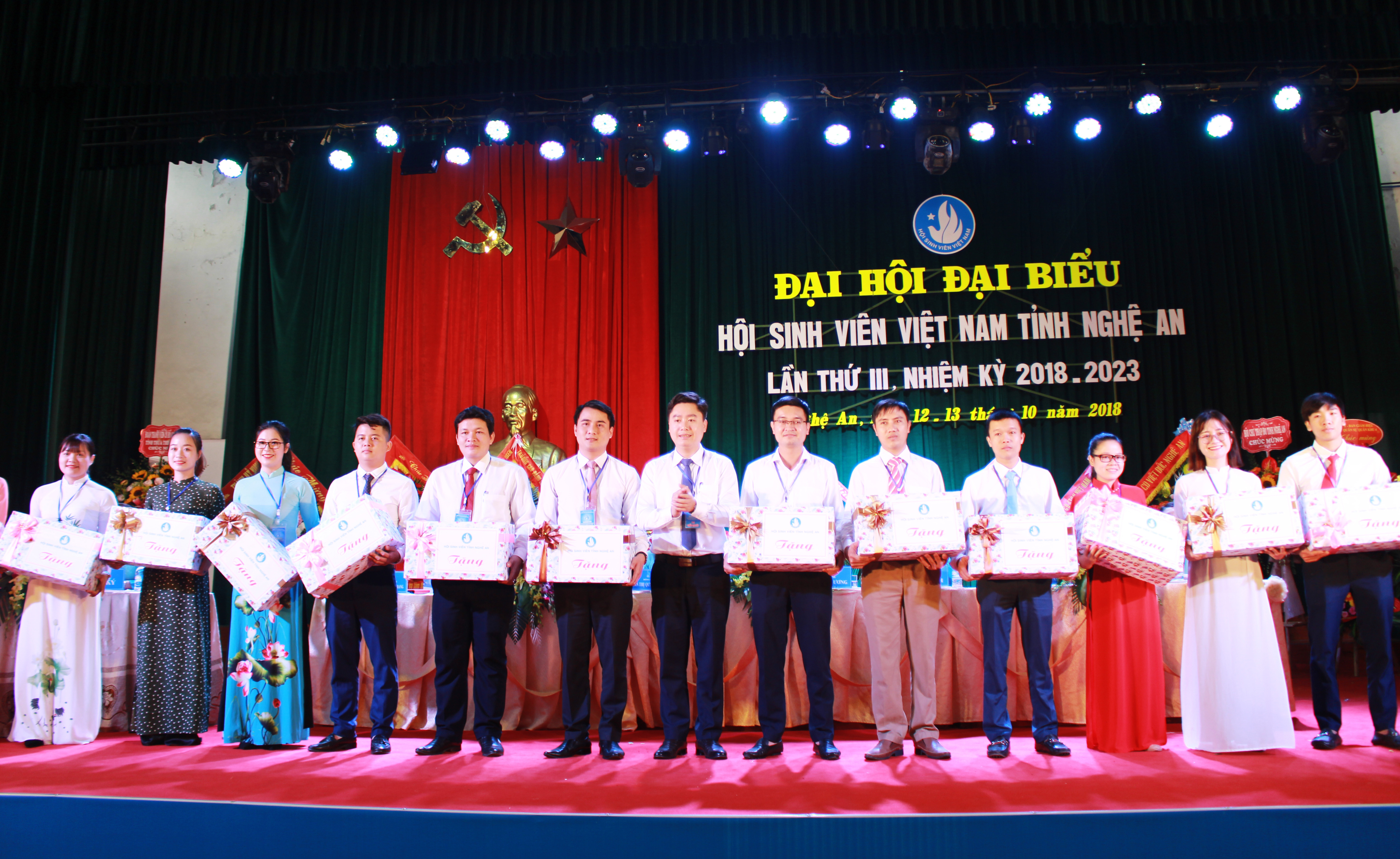 Chia tay, tặng quà các đồng chí Ủy viên Ban Chấp hành Hội Sinh viên tỉnh Nghệ An khóa II không tái cử. Ảnh: Phương Thúy