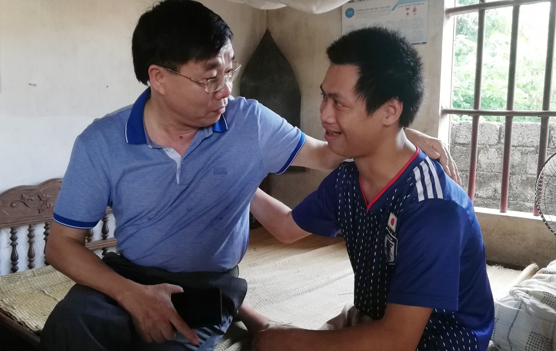 Ông Nguyễn Văn Thông - Thành viên Nhóm Niềm tin trò chuyện, thăm hỏi sức khỏe em Cao Văn Hải