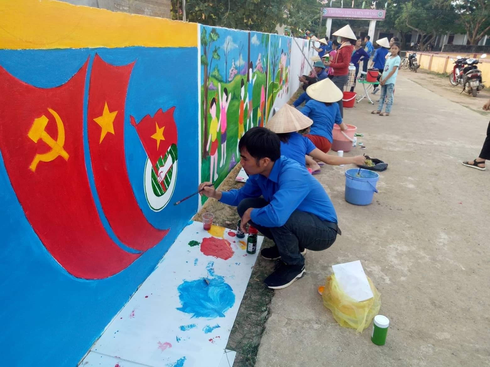 Bằng sự sáng tạo, nhiệt huyết của tuổi trẻ huyện Nghĩa Đàn, đoàn viên thanh niên đã cùng nhau trang trí, tô điểm để tạo nên những bức tranh sống động dọc theo đoạn đường trường mầm non xã Nghĩa Thắng. ẢNh: Minh Thái