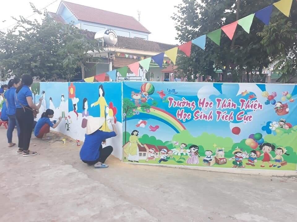Trên bức tường có hàng chục bức tranh được vẽ màu nước sống động. Hình ảnh còn hướng tới tuyên truyền về bảo vệ môi trường xanh - sạch - đẹp. Cũng bởi vậy mà gam màu chủ đạo của không gian bích họa này là một màu xanh mát mắt. 