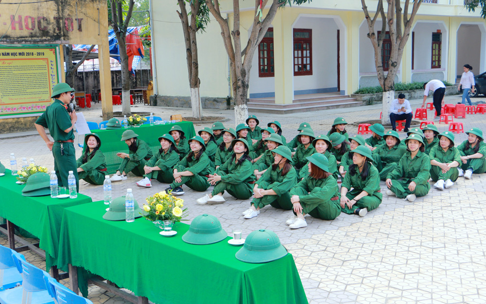 Hội thao Giáo dục Quốc phòng - An ninh năm 2018 giành cho 50 cán bộ, đoàn viên nữ công đoàn nhà trường với mục đích nâng cao công tác Giáo dục Quốc phòng – An ninh trong trường THPT.