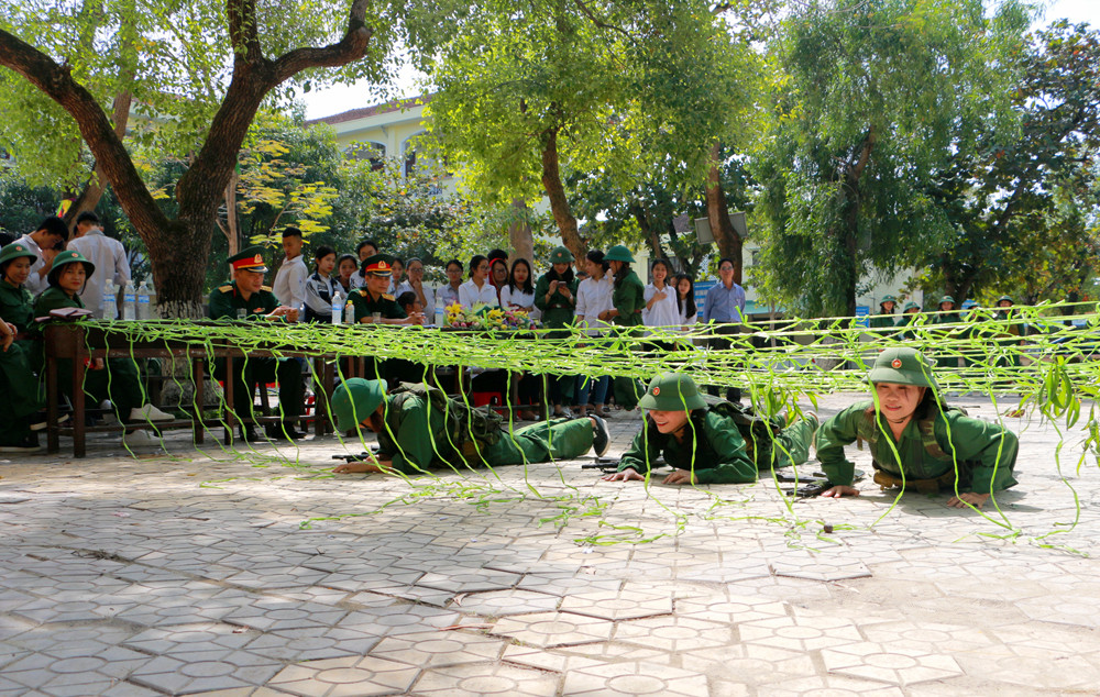 Tham dự hội thao, cán bộ, đoàn viên nữ công đoàn Trường THPT Nguyễn Trường Tộ trải qua 3 phần thi gồm: Điều lệnh, bắn súng TL AK bài 1, các tư thế vận động cơ bản trên chiến trường. 