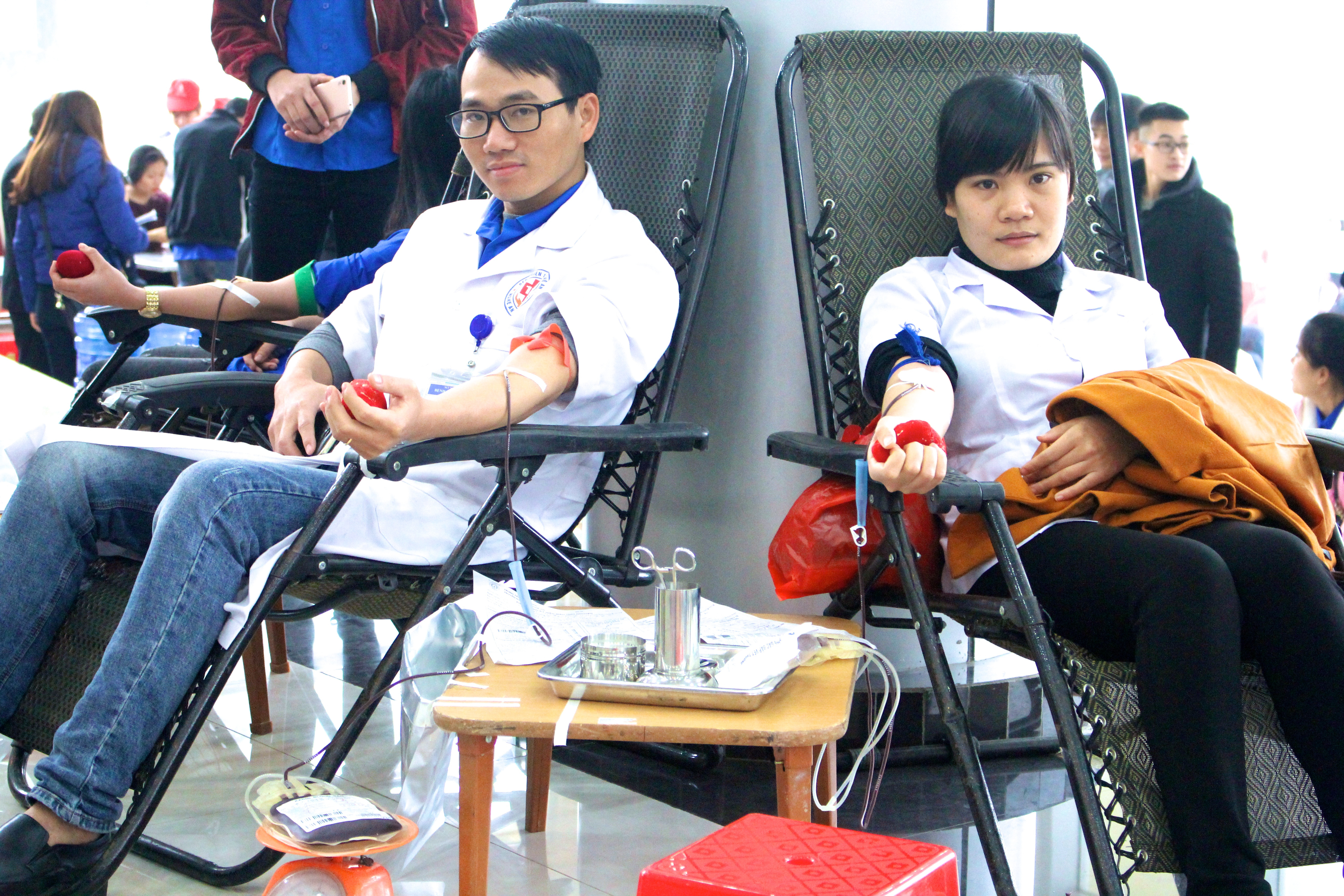 Sinh viên tham gia hiến máu nhân đạo.
