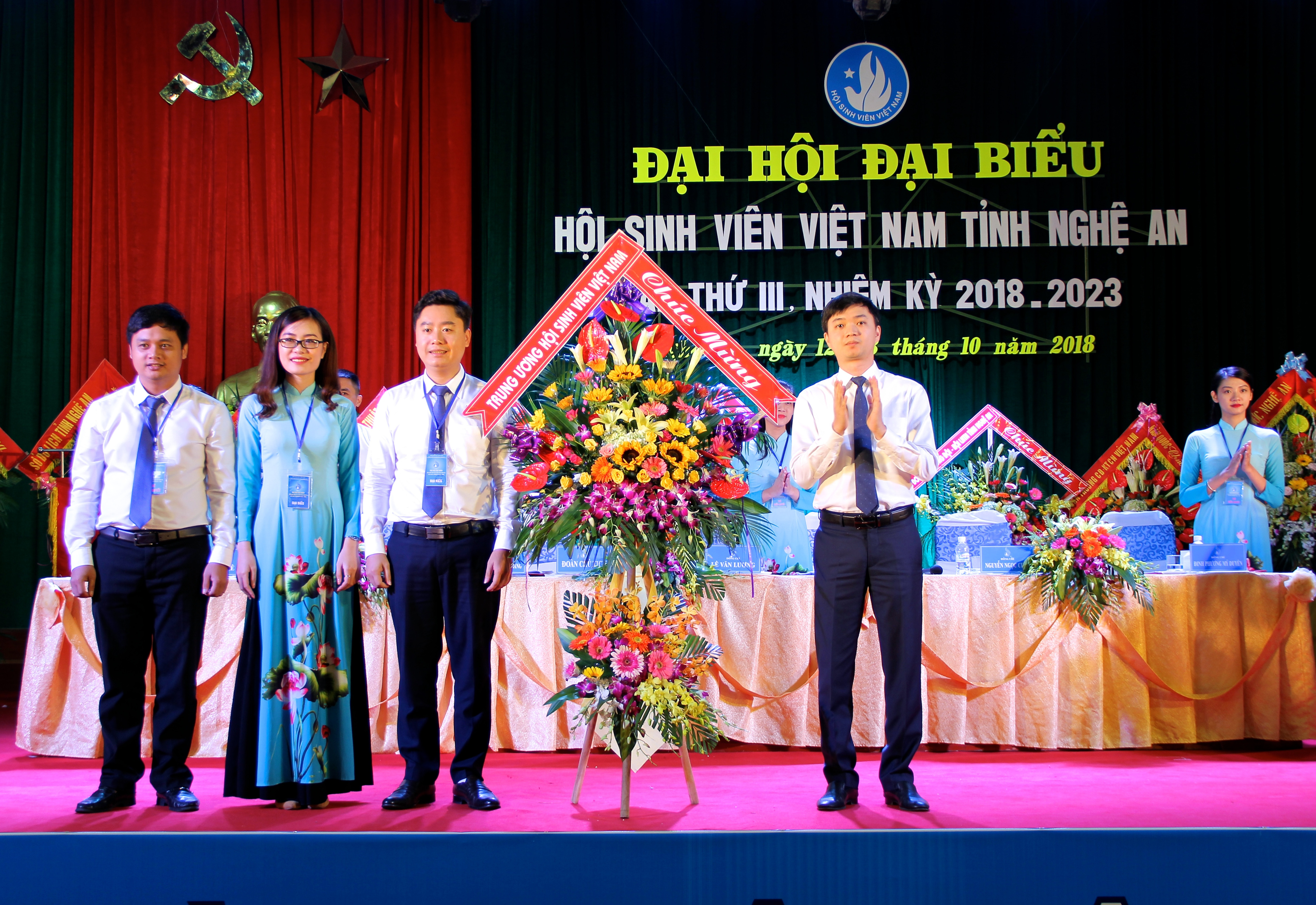 Trung ương Hội sinh viên Việt Nam trao tặng lẵng hoa cho Ban Chấp hành Hội Sinh viên Nghệ An khóa III. Ảnh: Mỹ Nga