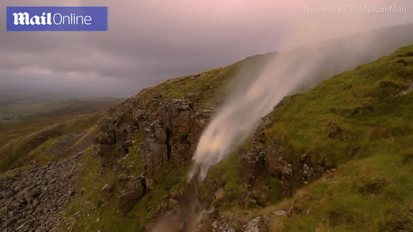Cảnh tượng tương tự từng xuất hiện ở một thác nước tại Cumbria, thuộc công viên quốc gia Yorkshire Dales, Vương quốc Anh, vào hồi tháng 9 vừa qua.