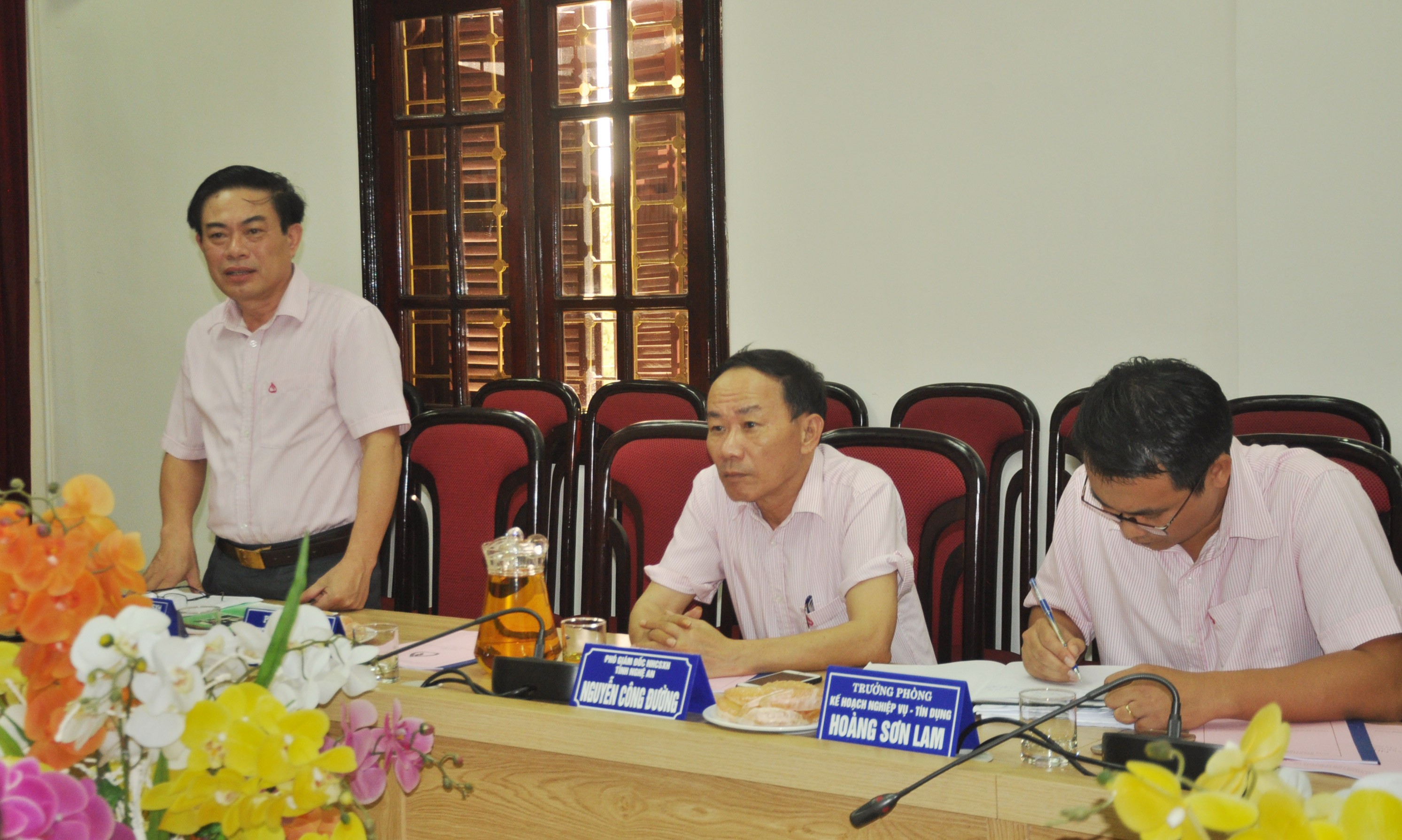 Giám đốc Ngân hàng CSXH tỉnh Trần Khắc Hùng báo cáo kết quả hoạt động 9 tháng đầu năm. Ảnh: Thu Huyền