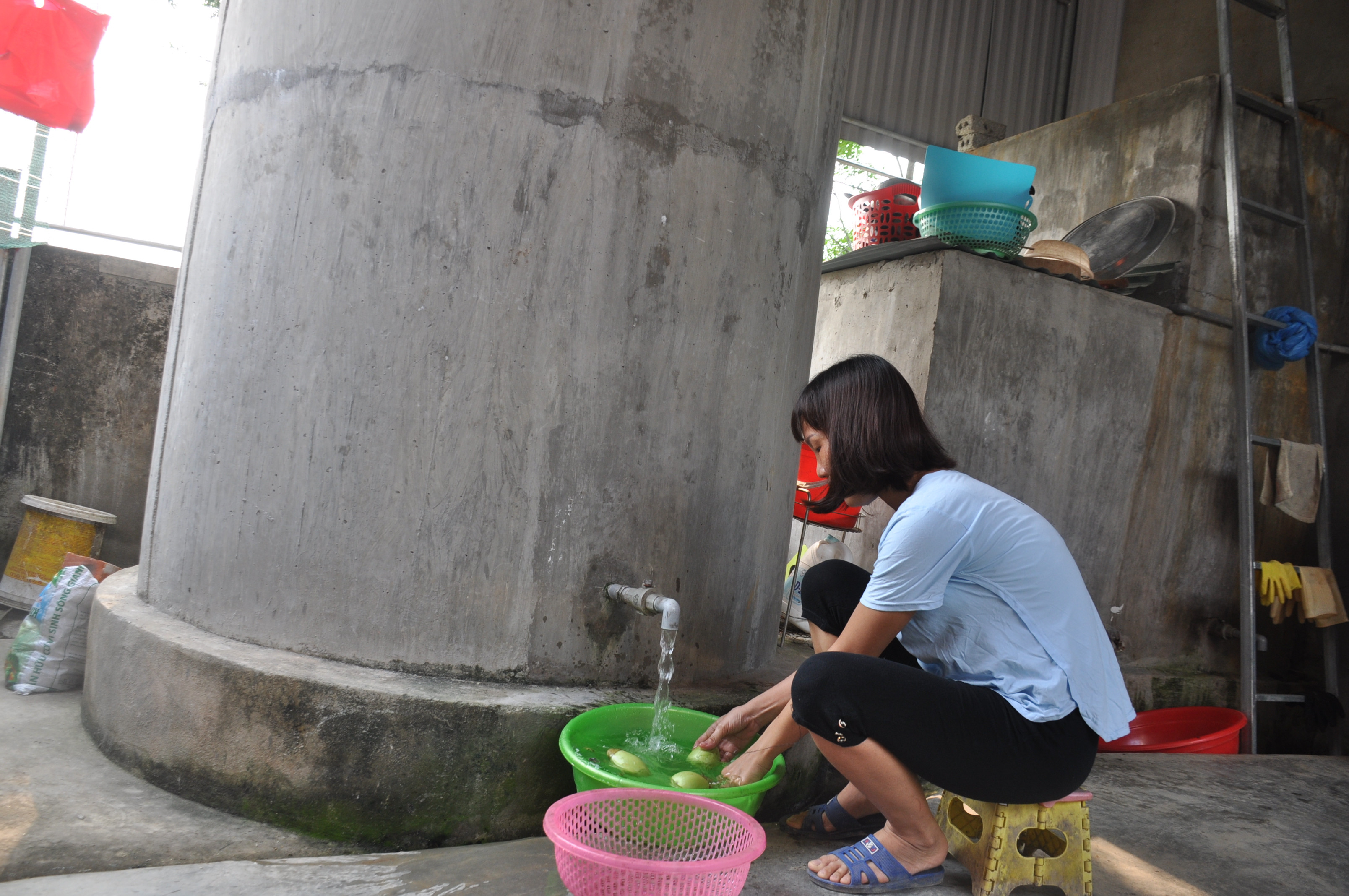 Người dân xã Hưng Mỹ, Hưng Nguyên đầu tư công trình nước sạch từ vốn vay Ngân hàng CSXH. Ảnh: Thu Huyền