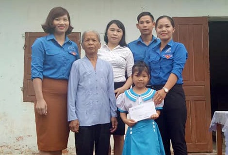 Tuổi trẻ xã Kỳ Tân trao số tiền hỗ trợ cho các em