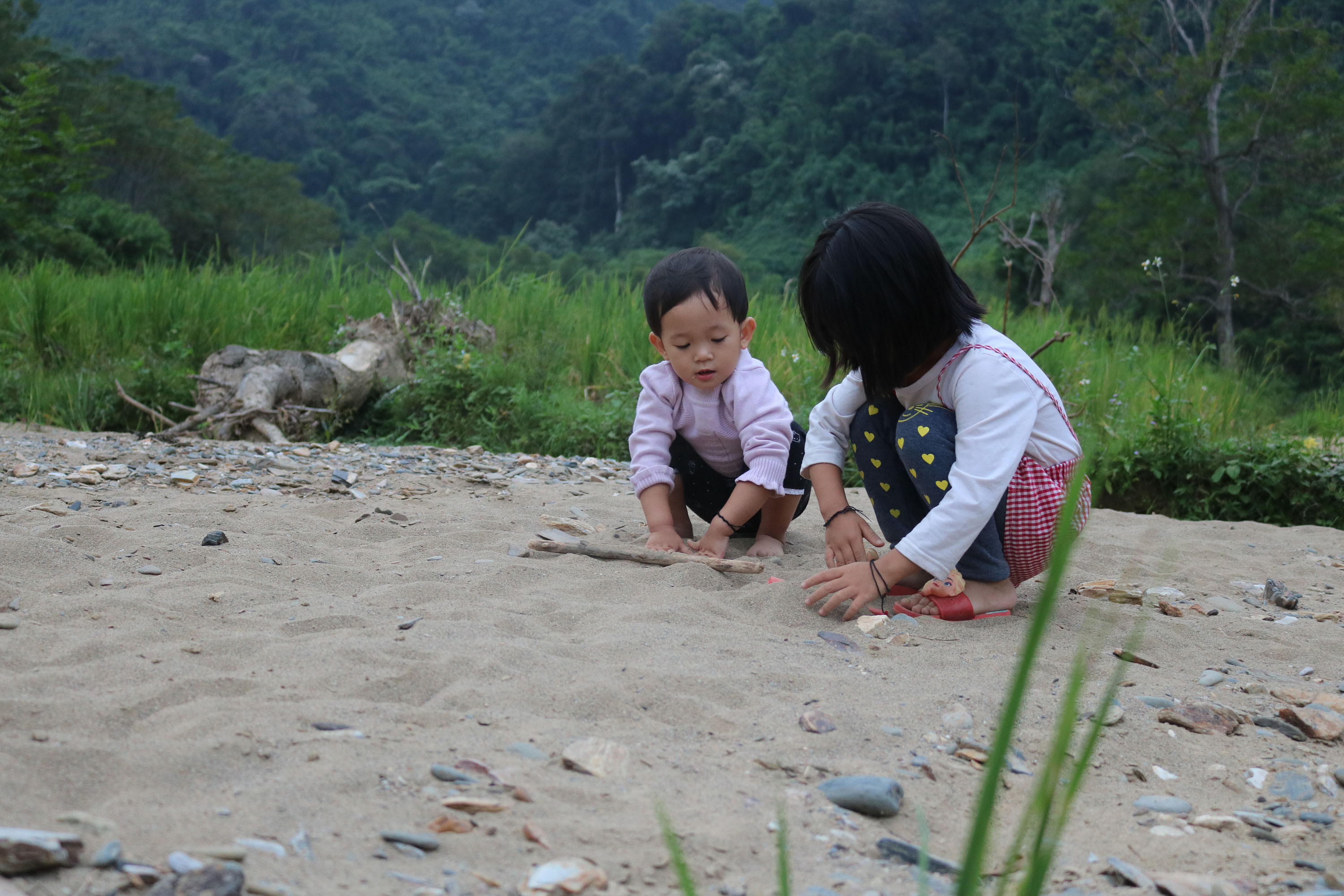 Đây là khu vực ruộng lúa, cung cấp lương thực cho 78 hộ dân bản Xốp Nặm, trở thành bãi vui chơi lý tưởng cho trẻ nhỏ. Ảnh: Lữ Phú