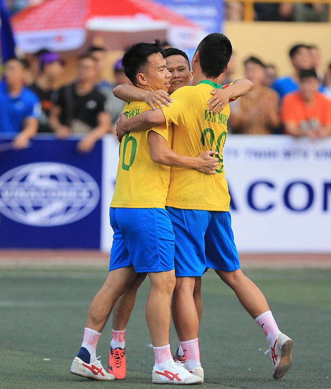 Khắc Ngọc chia vui cùng các đồng đội ở Văn Minh. Tiền vệ của SLNA đã có màn ra mắt không thể hoàn hảo hơn cùng đội bóng của Nghệ An.