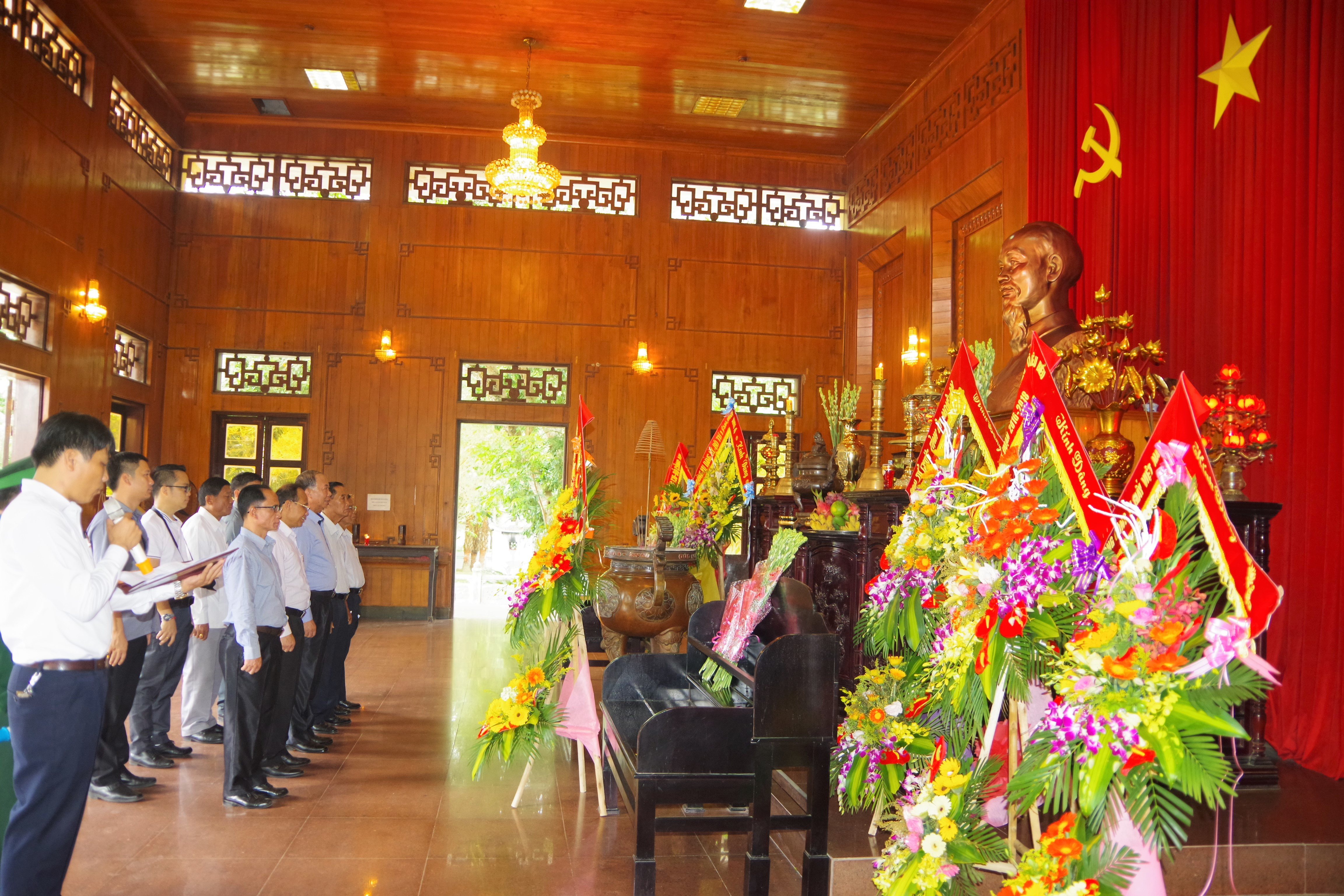 Đoàn đại biểu Cục BĐBP Lào thành kính tưởng niệm Chủ tịch Hồ Chí Minh