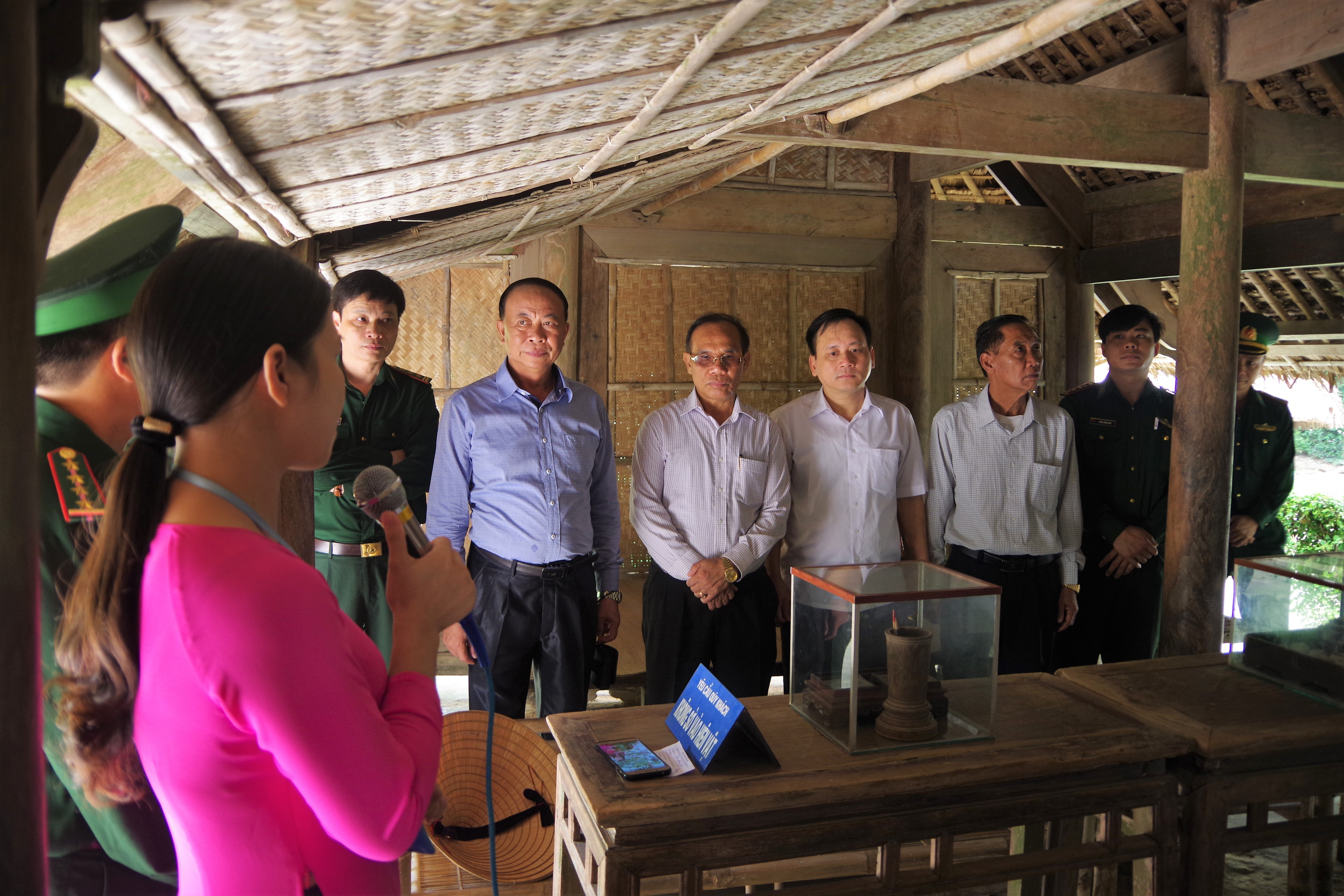 Các đại biểu Cục BĐBP Lào nghe hướng dẫn viên khu di tích Kim Liên giới thiệu về những kỷ vật tại quê hương Chủ tịch Hồ Chí Minh.