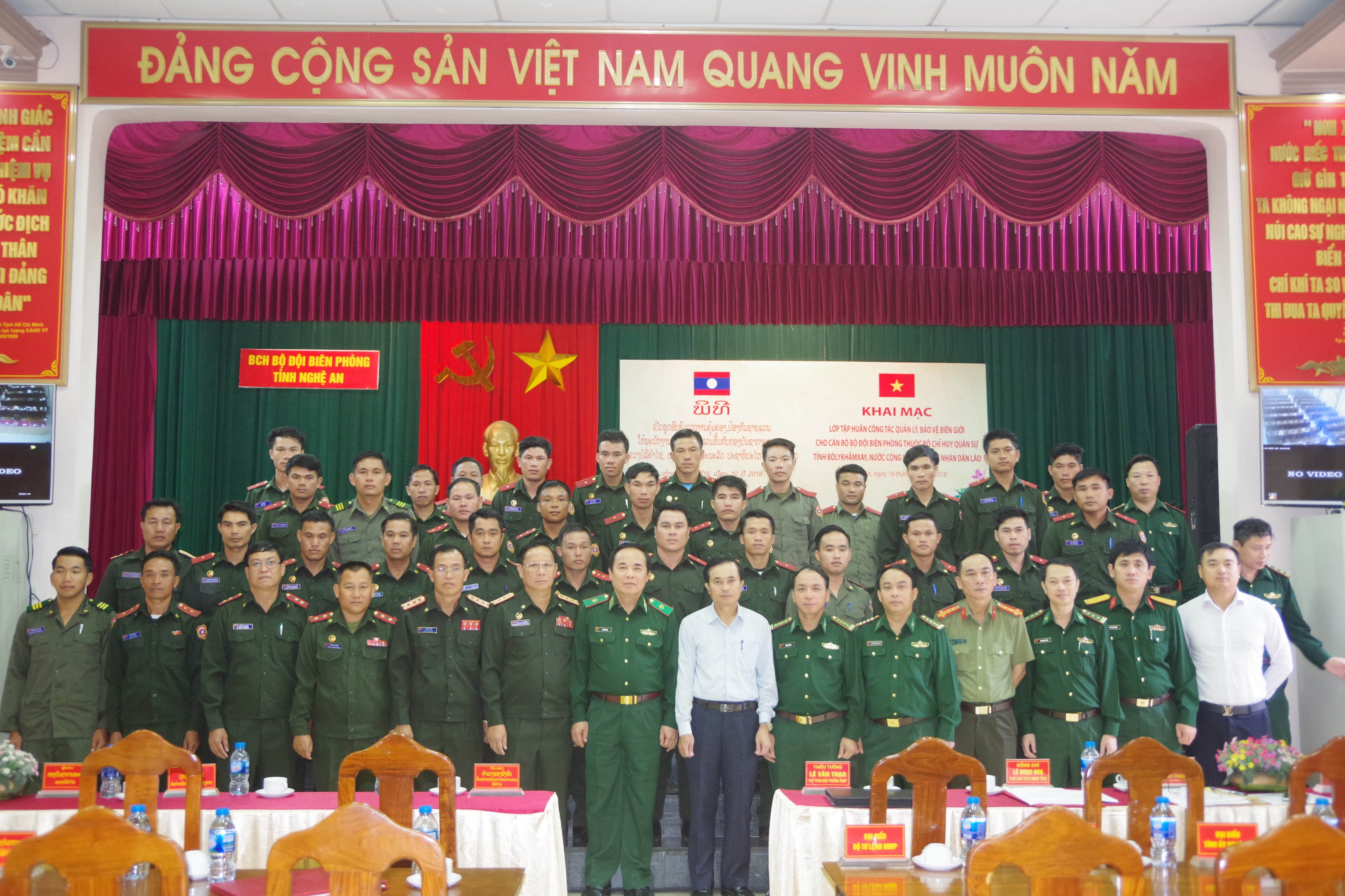 Các đại biểu cùng các học viên trong buổi lễ. Ảnh: Hải Thượng