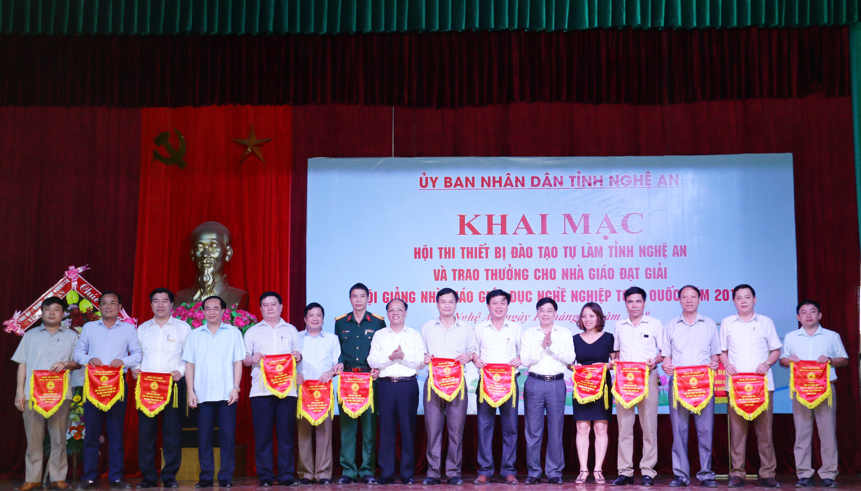 Đồng chí Nguyễn Văn Thông - Phó Bí thư Tỉnh ủy đến tham dự và tặng cờ lưu niệm cho các đơn vị tham gia. Ảnh: Mỹ Hà