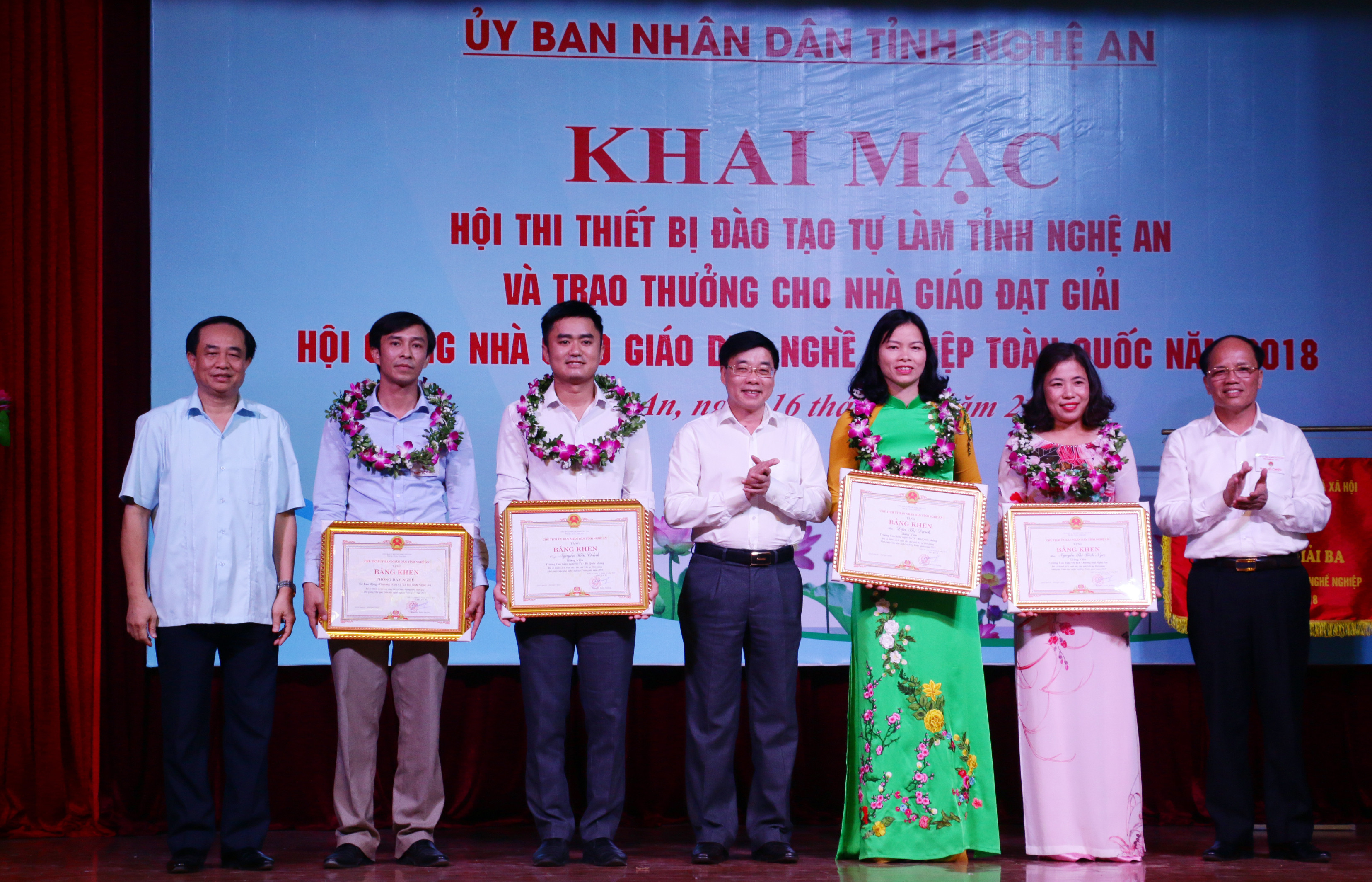 Đồng chí Nguyễn Văn Thông tặng Bằng khen của UBND tỉnh cho các giáo viên đạt giải cao tại Hội giảng toàn quốc. Ảnh: Mỹ Hà