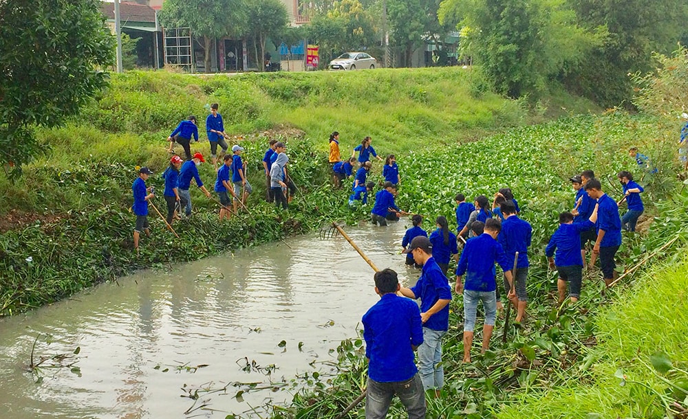 Đoàn viên thanh niên huyện Hưng Nguyên hưởng ứng Phong trào toàn dân ra quân làm thủy lợi năm nay. Ảnh: Phú Hương