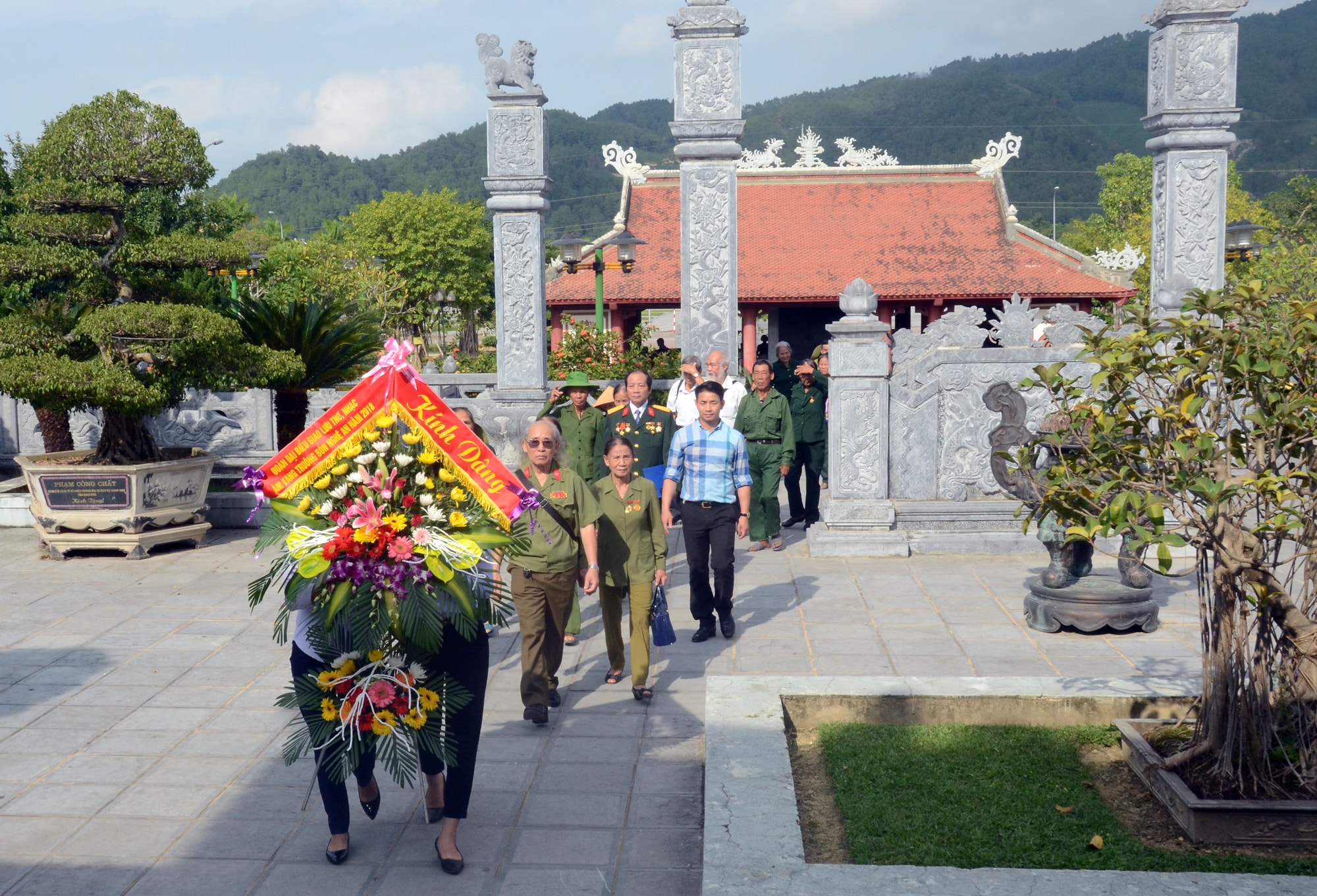 Các đại biểu tham dự chương trình giao lưu dâng hoa lên anh hùng liệt sĩ. Ảnh: Thành Chung