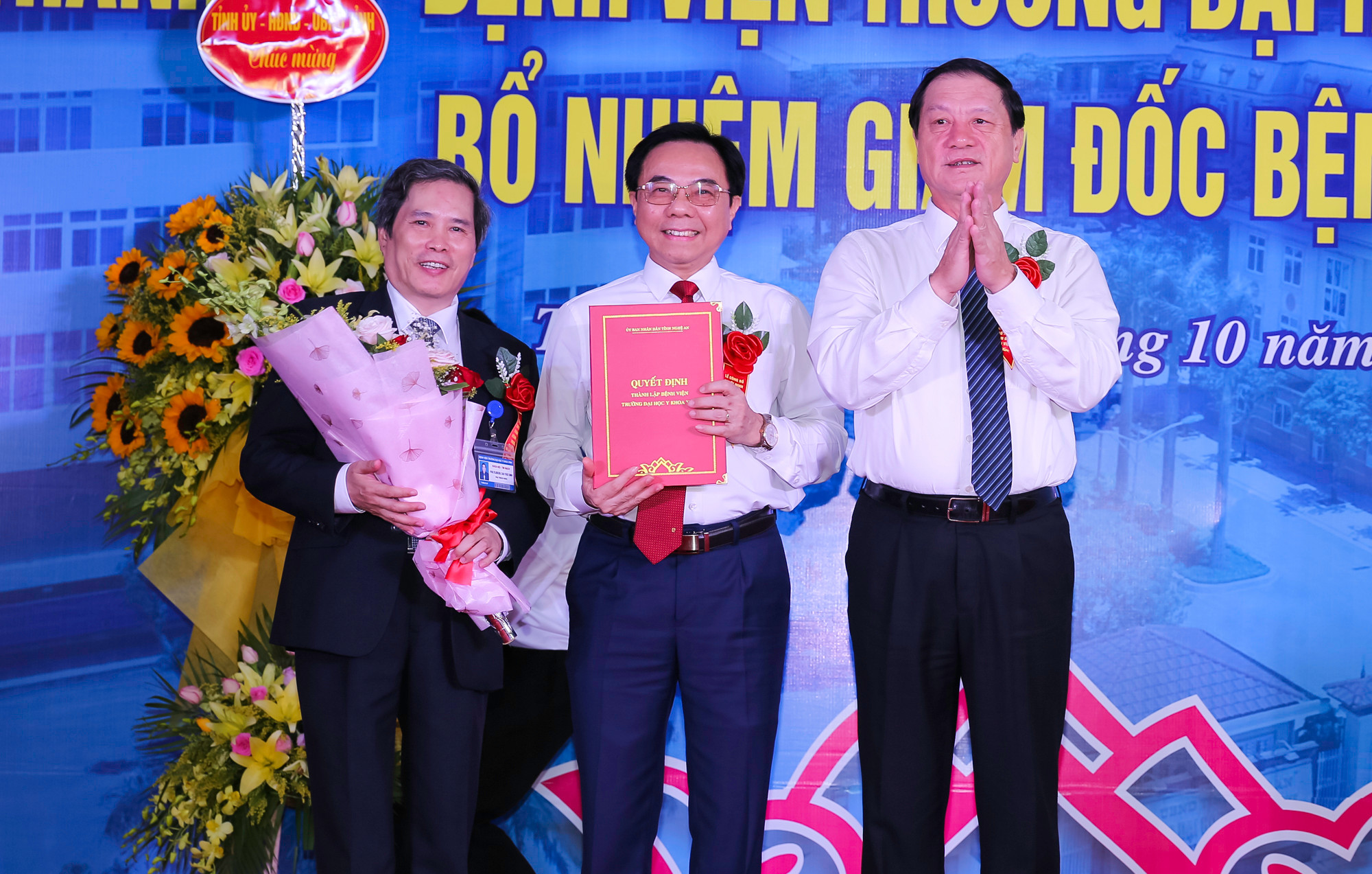 Đồng chí Lê Minh Thông trao quyết định thành lập bệnh viện cho Ban Giám hiệu Trường Đại học Y khoa Vinh. Ảnh: Đức Anh