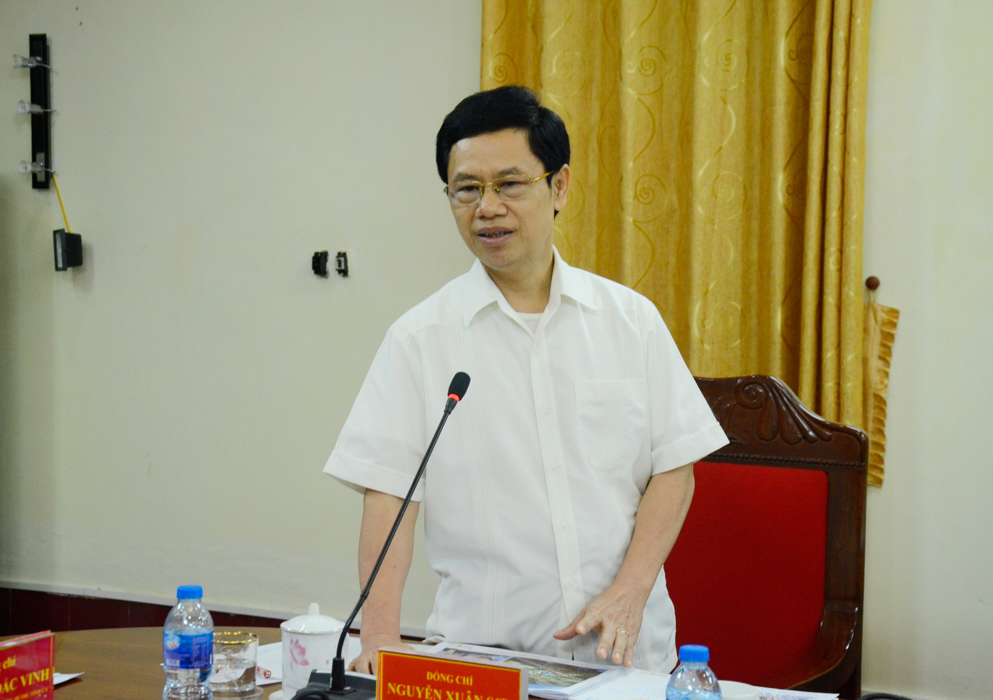 Phó Bí thư Thường trực Nguyễn Xuân Sơn trao đổi ý kiến của các đại biểu đề xuất. Ảnh Thành Cường