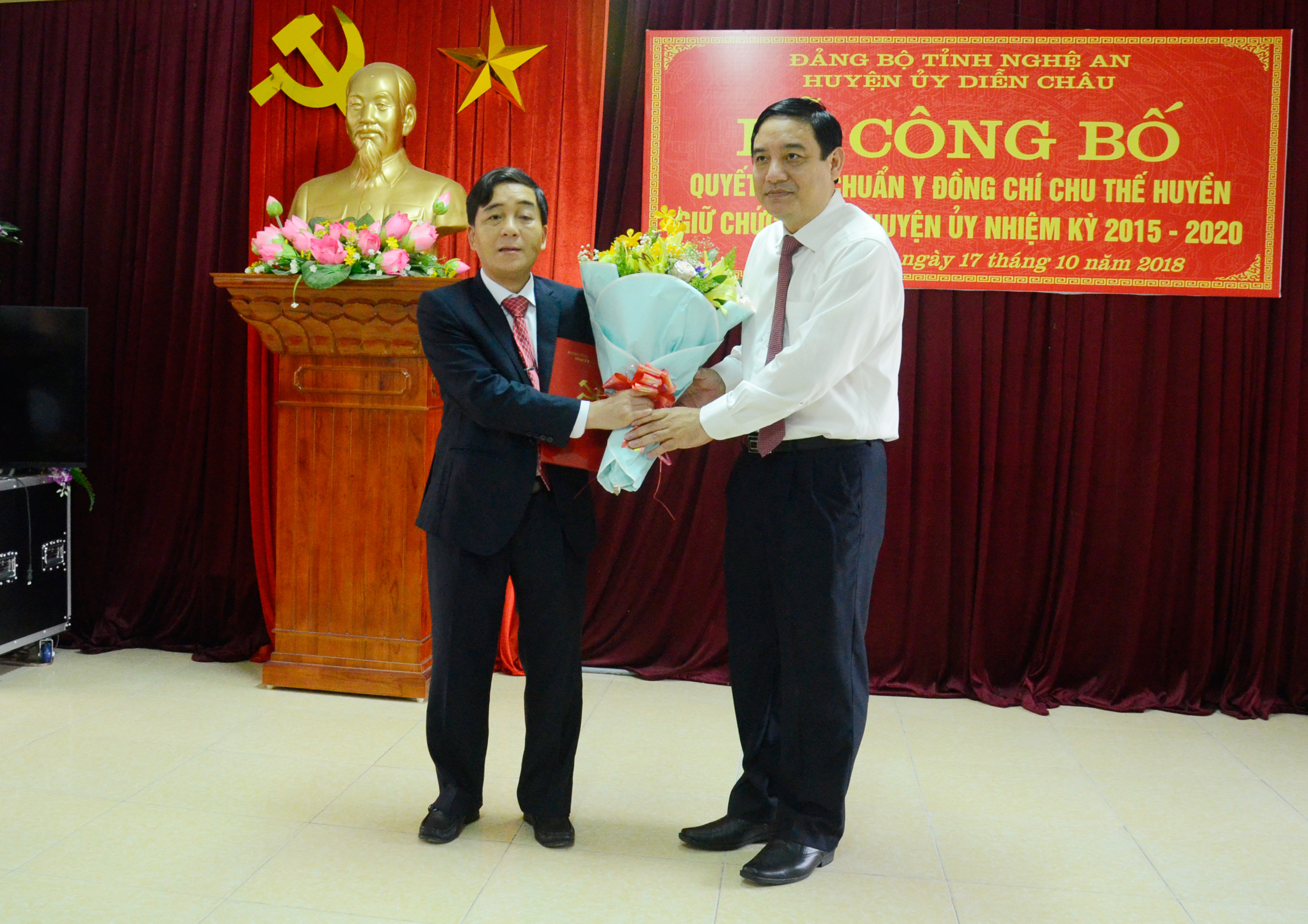 Bí thư Tỉnh ủy Nguyễn Đắc Vinht trao Quyết định chuẩn y 