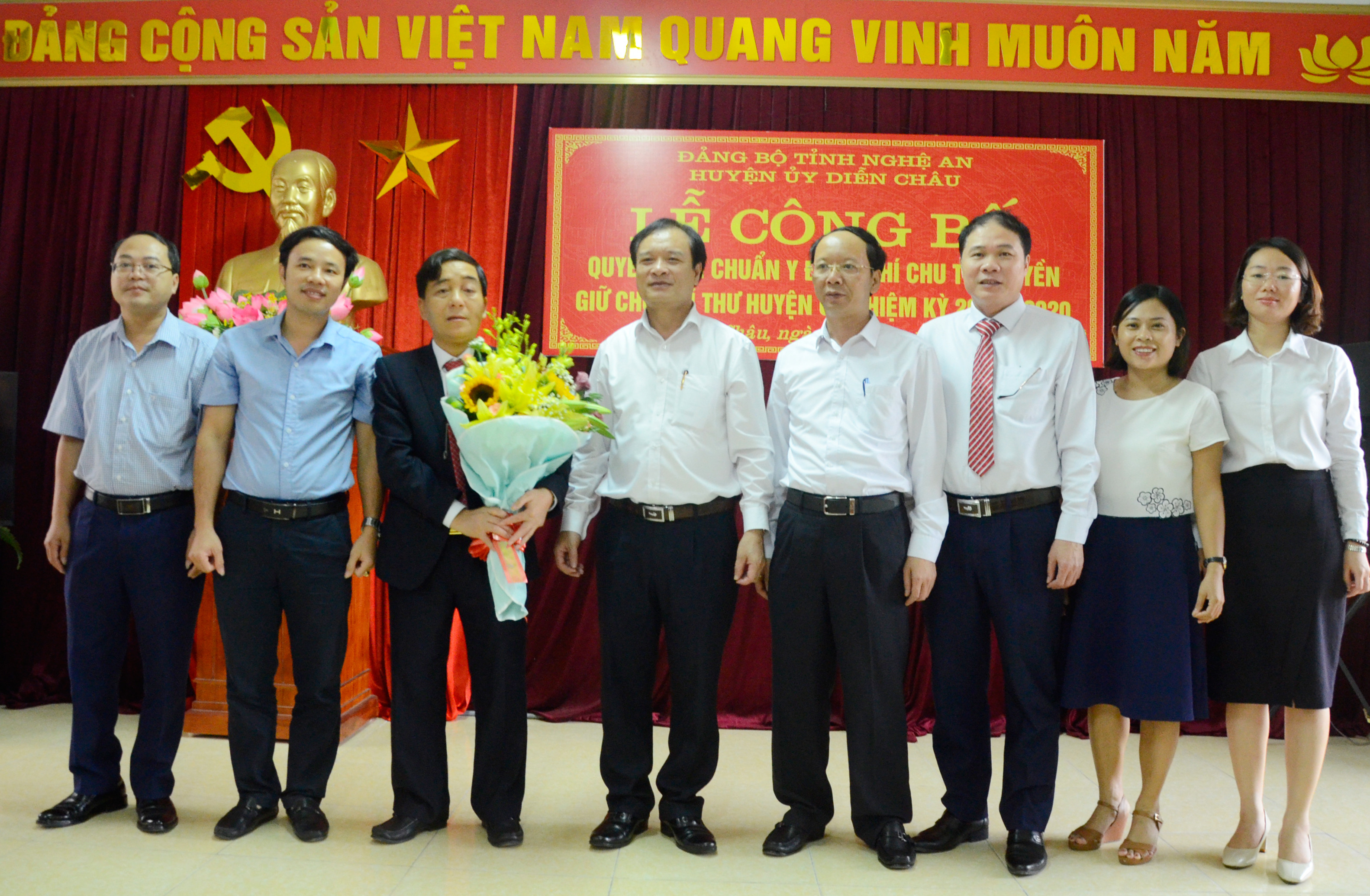 Đại diện các ban, Văn phòng Tỉnh ủy tặng hoa chúc mừng đồng chí Chu Thế Huyền. Ảnh Thanh Lê