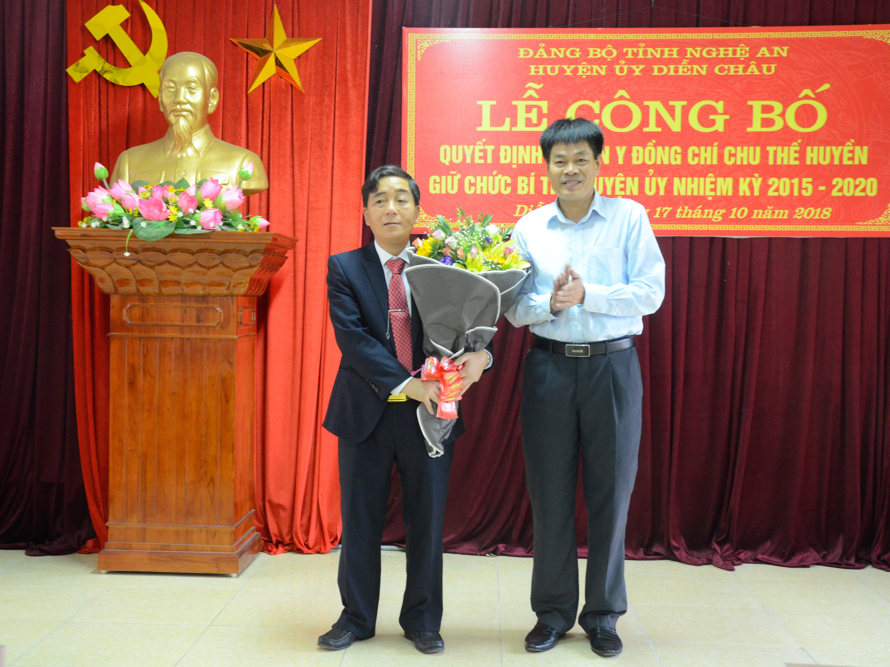 Lãnh đạo huyện Diễn Châu tặng hoa chúc mừng đồng chí Chu Thế Huyền. Ảnh Thanh Lê
