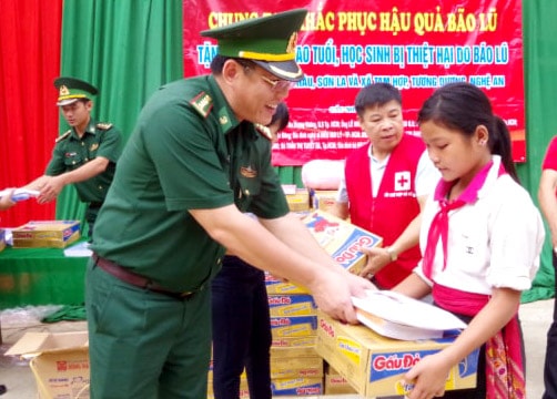 Lãnh đạo Bộ chỉ huy BĐBP phối hợp với các cơ quan trao quà cho các em học sinh