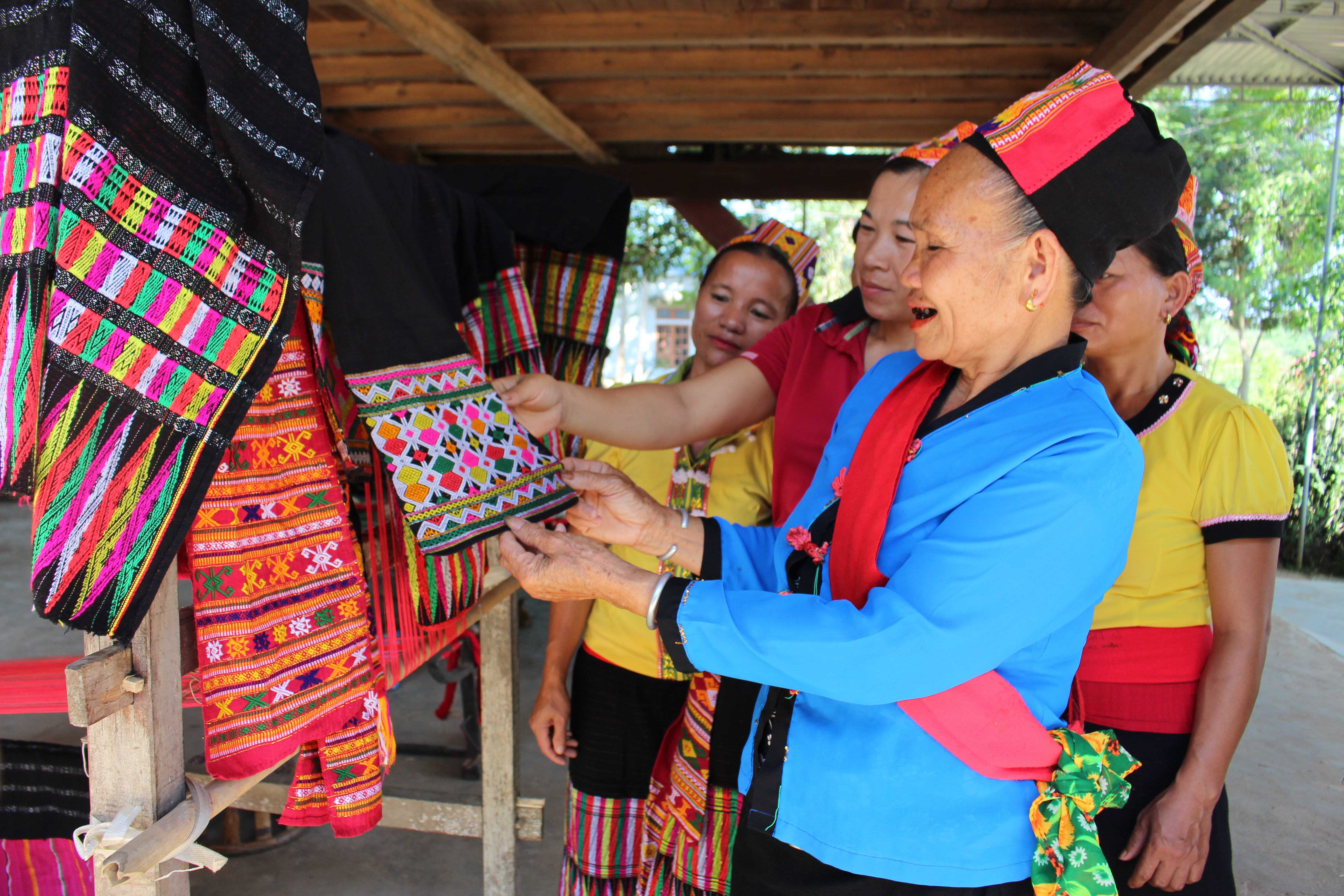 Khôi phục nghề dệt thổ cẩm truyền thống ở bản Bộng xã Thành Sơn, Anh Sơn. Ảnh Thái Hiền