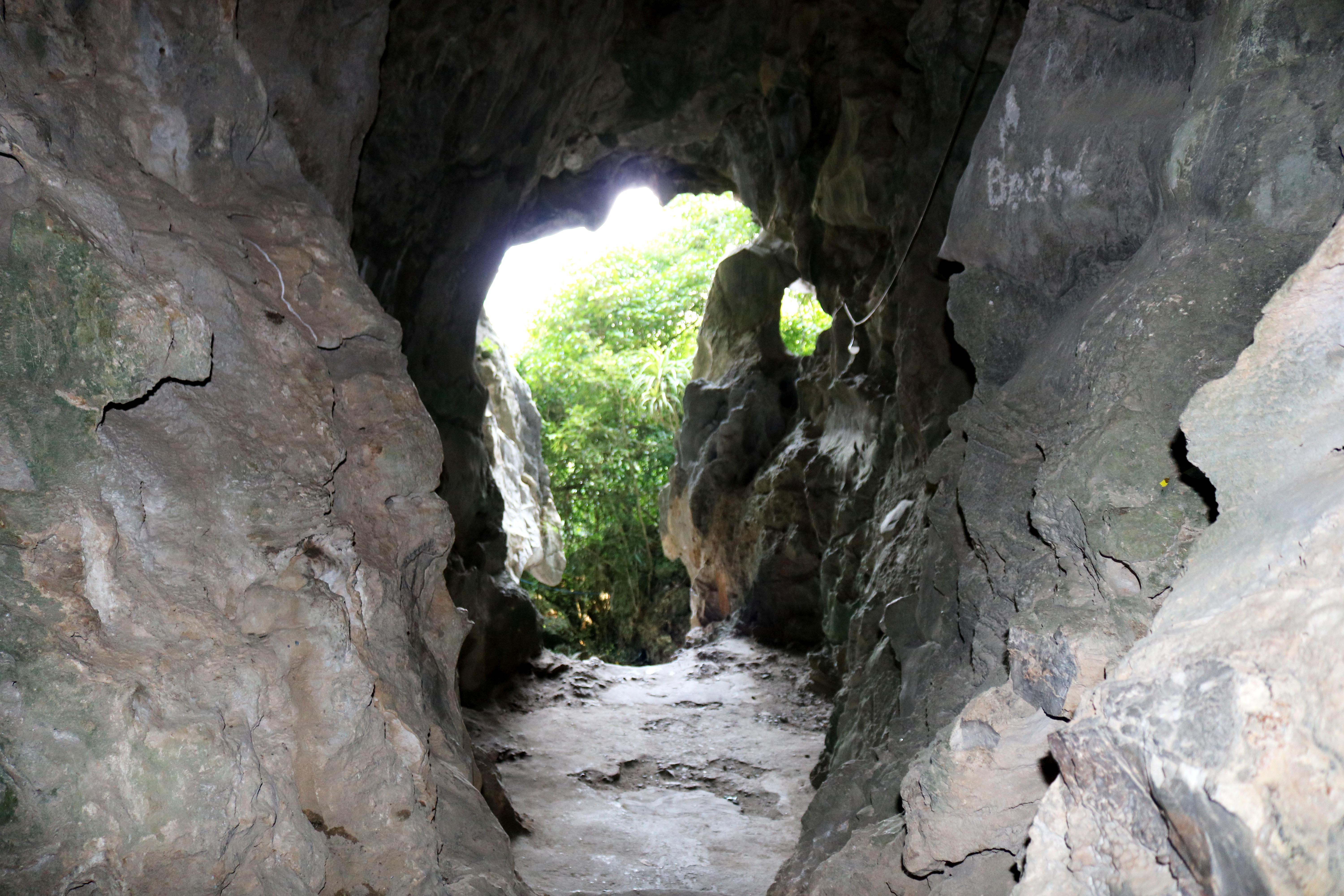 Thực ra trong quần thể lèn Hai Vai có nhiều hang động đẹp gắn liền với các huyền tích ở địa phương: hang Thần Đồng, hang Cố Nguyên, hang Dơi, hang Khòm, hang Chuồn Chuồn, hang Cá Chép… Trong quá trình tôn tạo chùa Cổ Am từ năm 2013 -2017, động như ý cũng đã được quan tâm. 