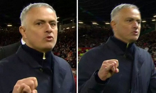 Mourinho giơ ngón tay về phía camera và có vẻ đã văng tục. Ảnh: BT Sport.