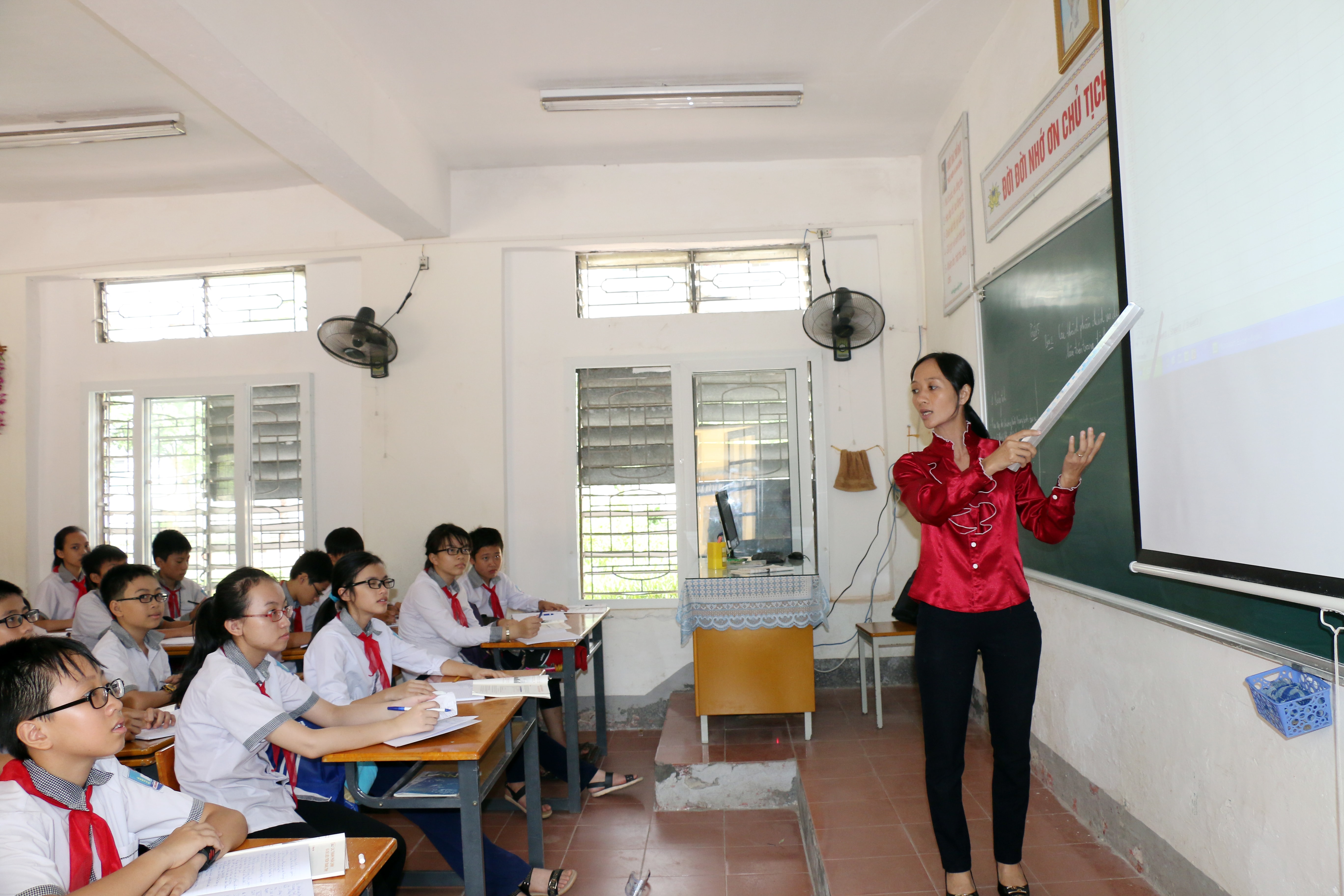 Để xây dựng văn hóa học đường, giáo viên phải là người gương mẫu. Ảnh: Mỹ Hà.