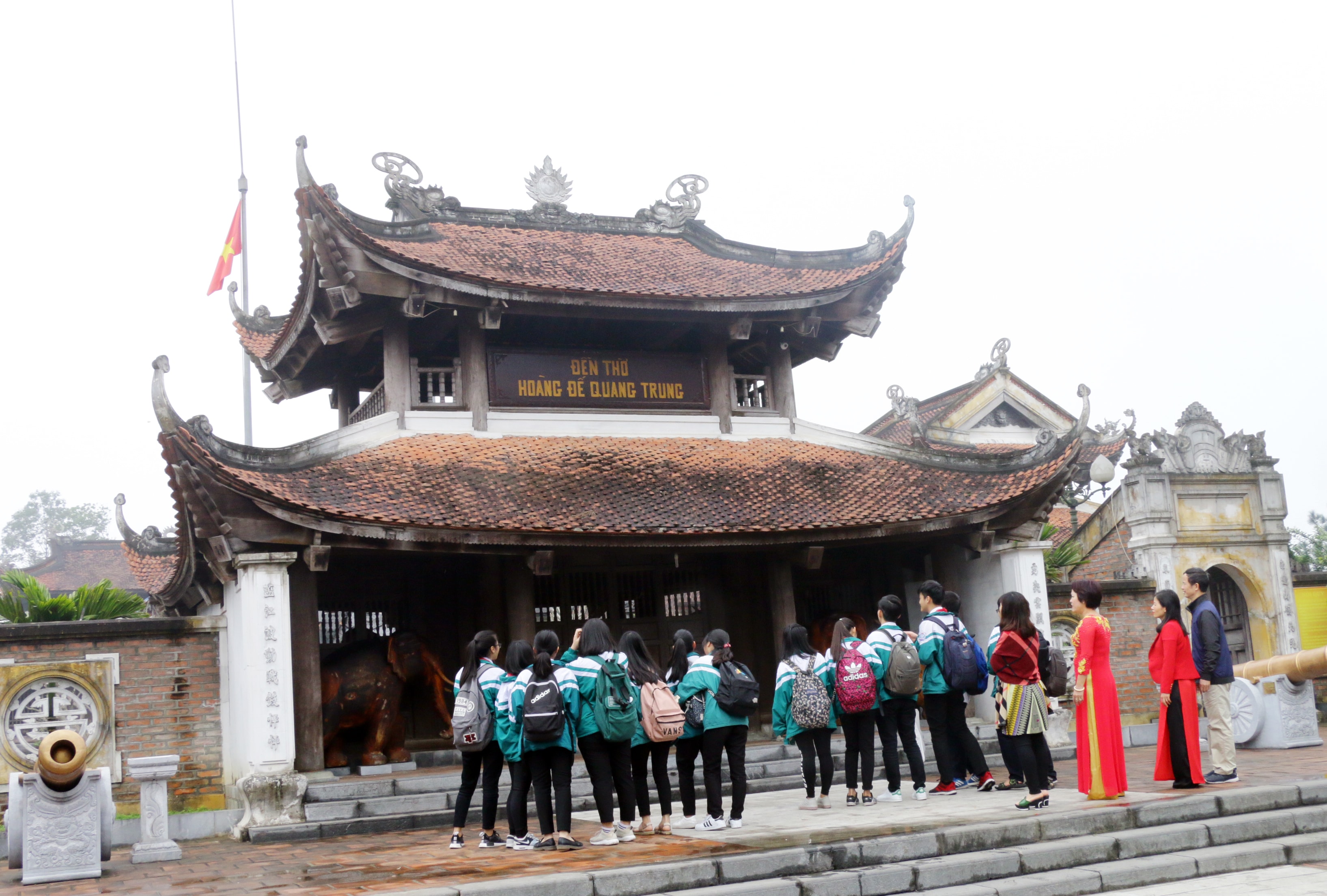 Một buổi học ngoại khóa tìm hiểu về di tích lịch sử của học sinh thành phố Vinh. Ảnh: Mỹ Hà