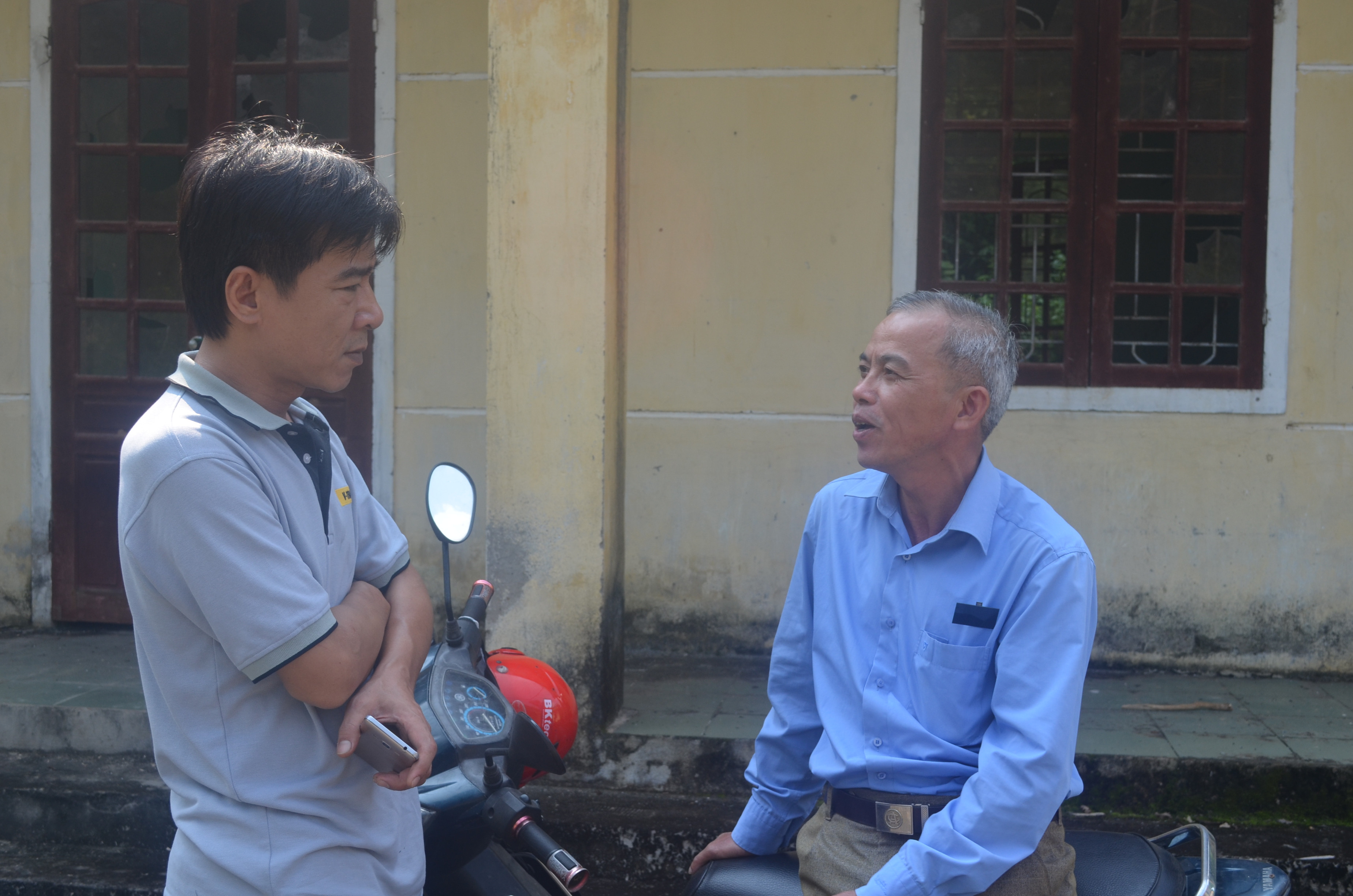 Chủ tịch UBND xã Yên Na, ông Lượng Đại Thắng trao đổi với phóng viên.