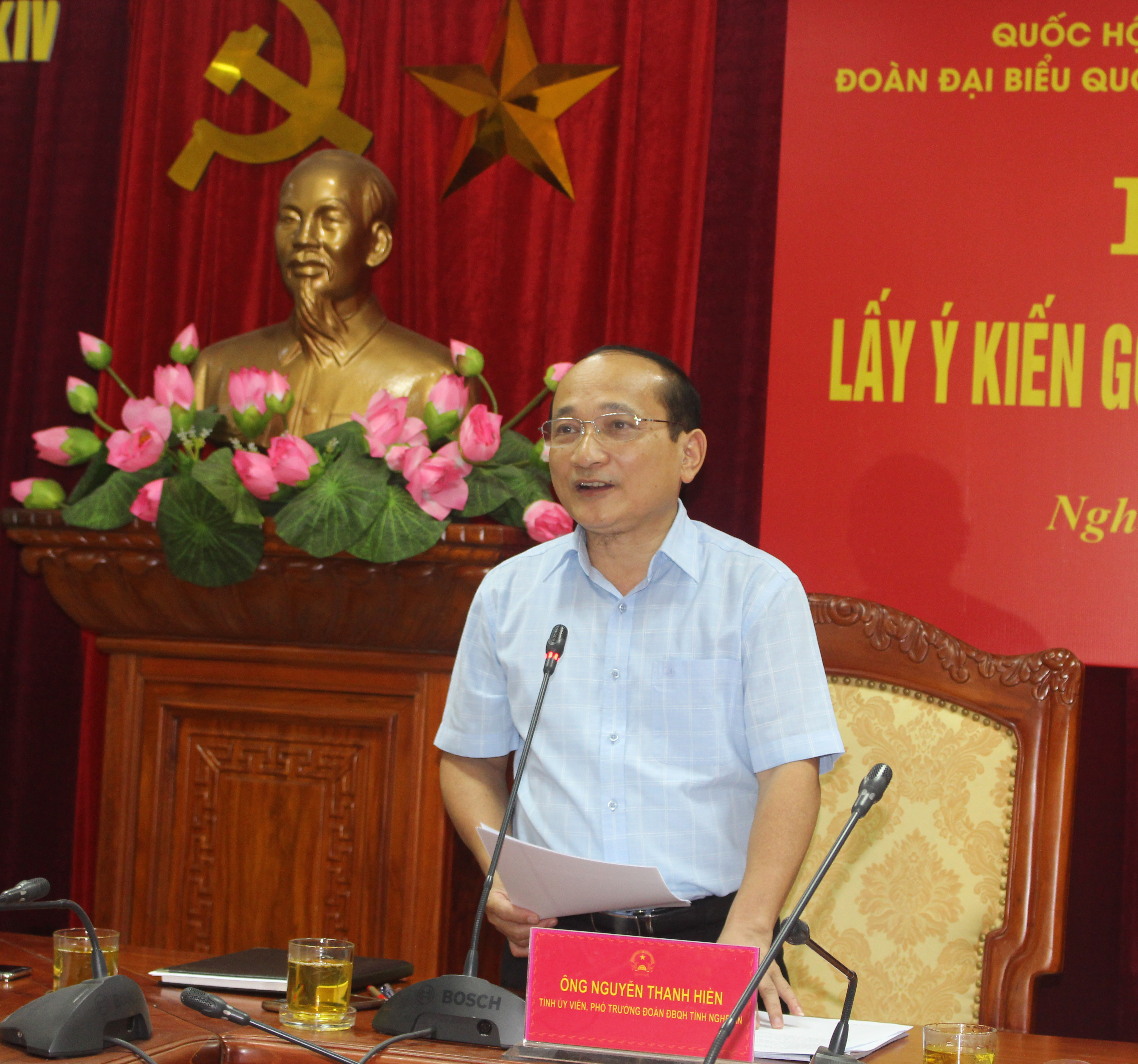 Đồng chí Nguyễn Thanh Hiền - Ủy viên BCH Đảng bộ tỉnh, Phó trưởng đoàn đại biểu Quốc hội tỉnh ghi nhận những ý kiến góp ý dự thảo Luật của các đại biểu. Ảnh: Phương Thảo