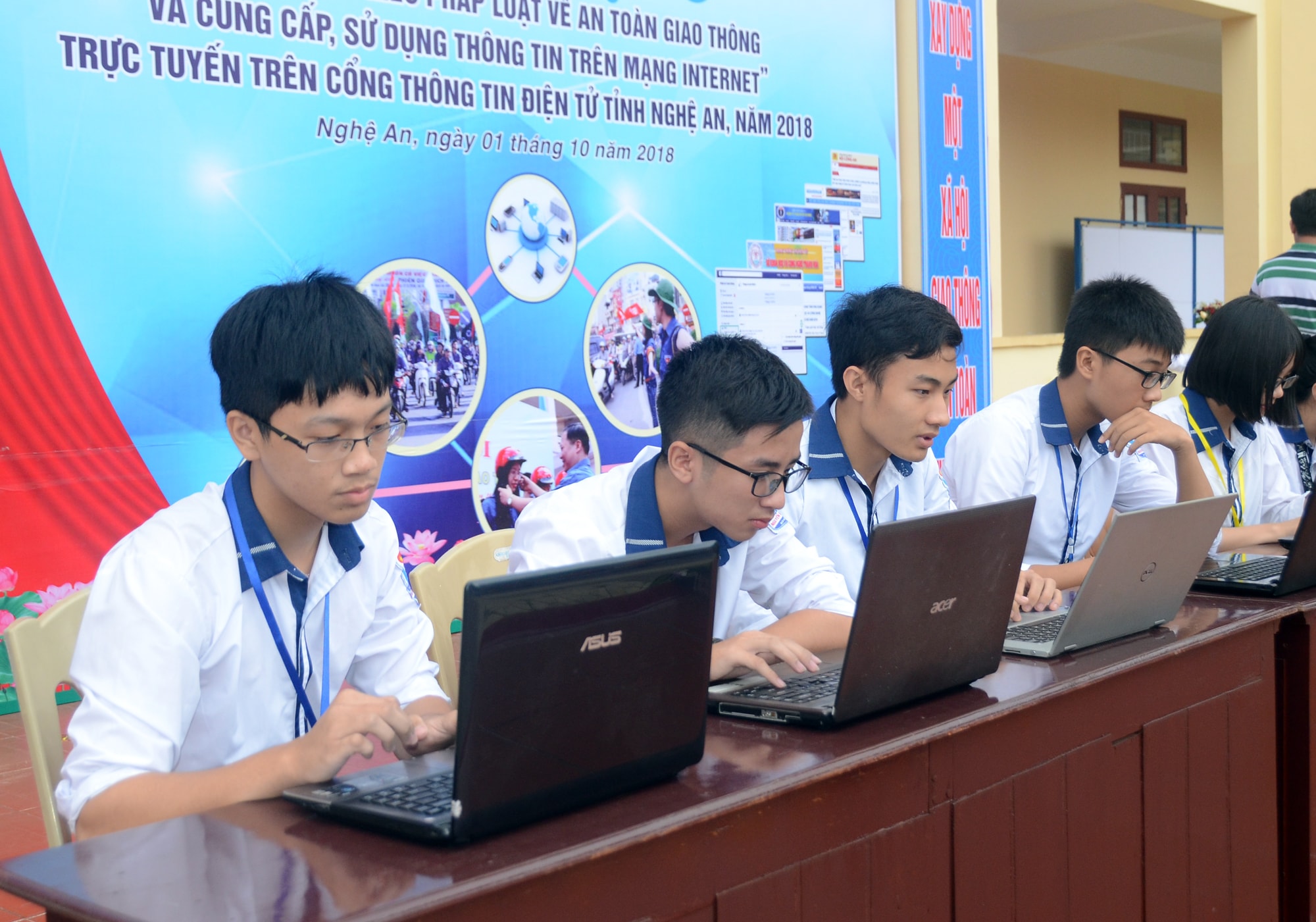 Các thí sinh tham gia cuộc thi tìm hiểu. Ảnh: Thành Chung