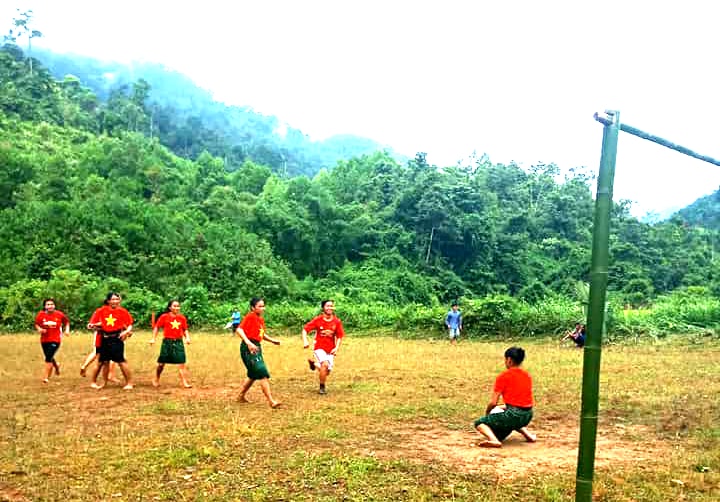 Dù mặc váy nhưng với sự khéo léo, nữ thủ môn vẫn cản phá thành công pha bóng nguy hiểm, cứu nguy cho khung thành đội nhà. Ảnh: H.C