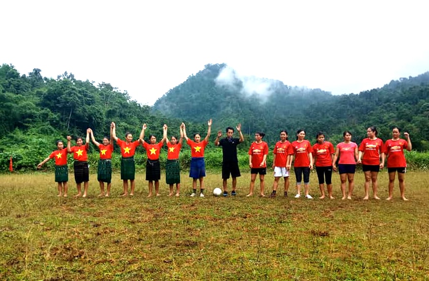 Tham gia giải có 4 đội bóng đến từ 11 thôn bản, mỗi đội có 7 cầu thủ tham gia thi đấu, với quy định cầu thủ của một trong 2 đội phải mặc váy thổ cẩm và áo phông in số. Ảnh: H.C