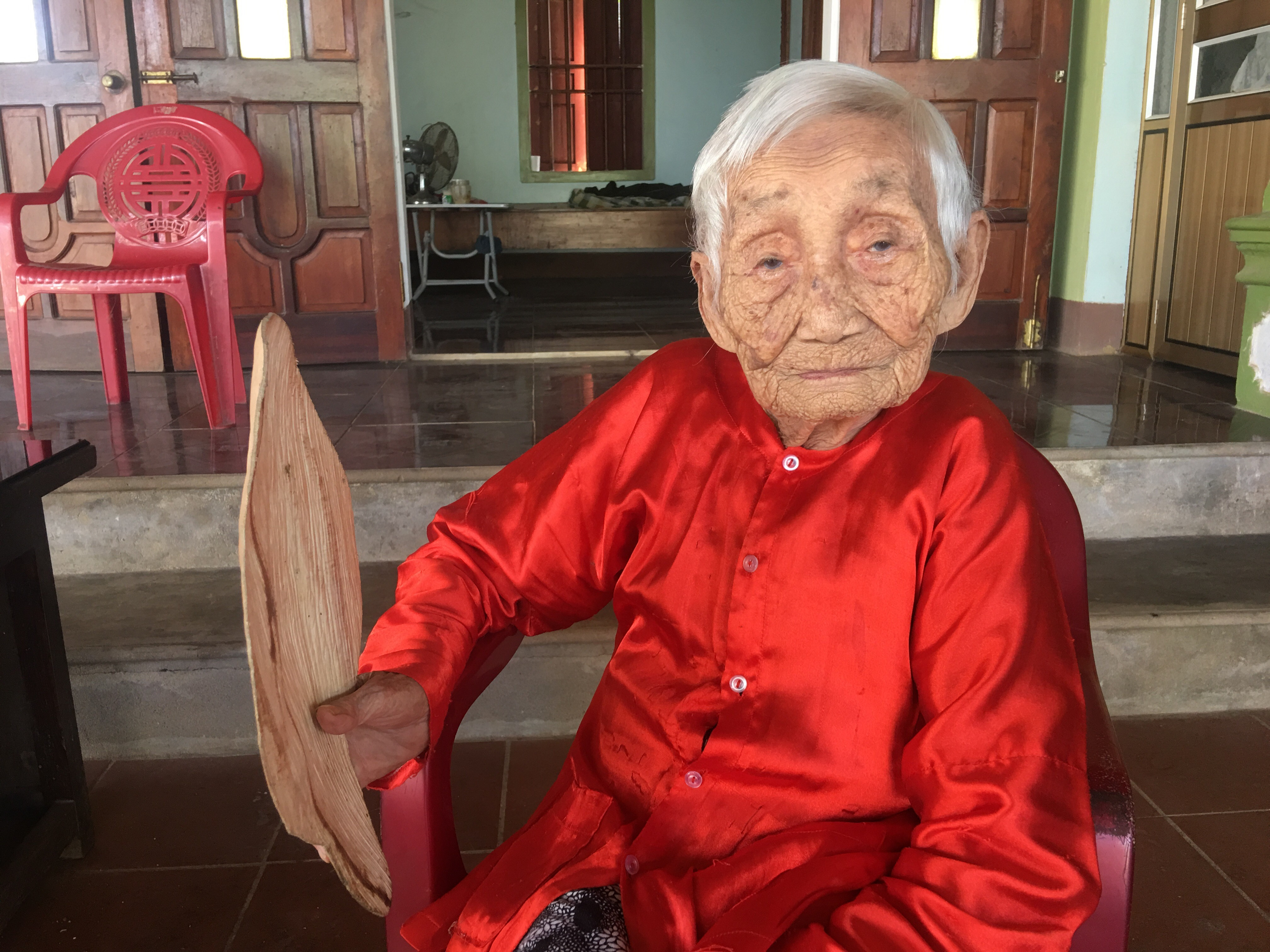Đã 101 tuổi nhưng mẹ Đợt rất minh mẫn. Ảnh: Ngọc Phương
