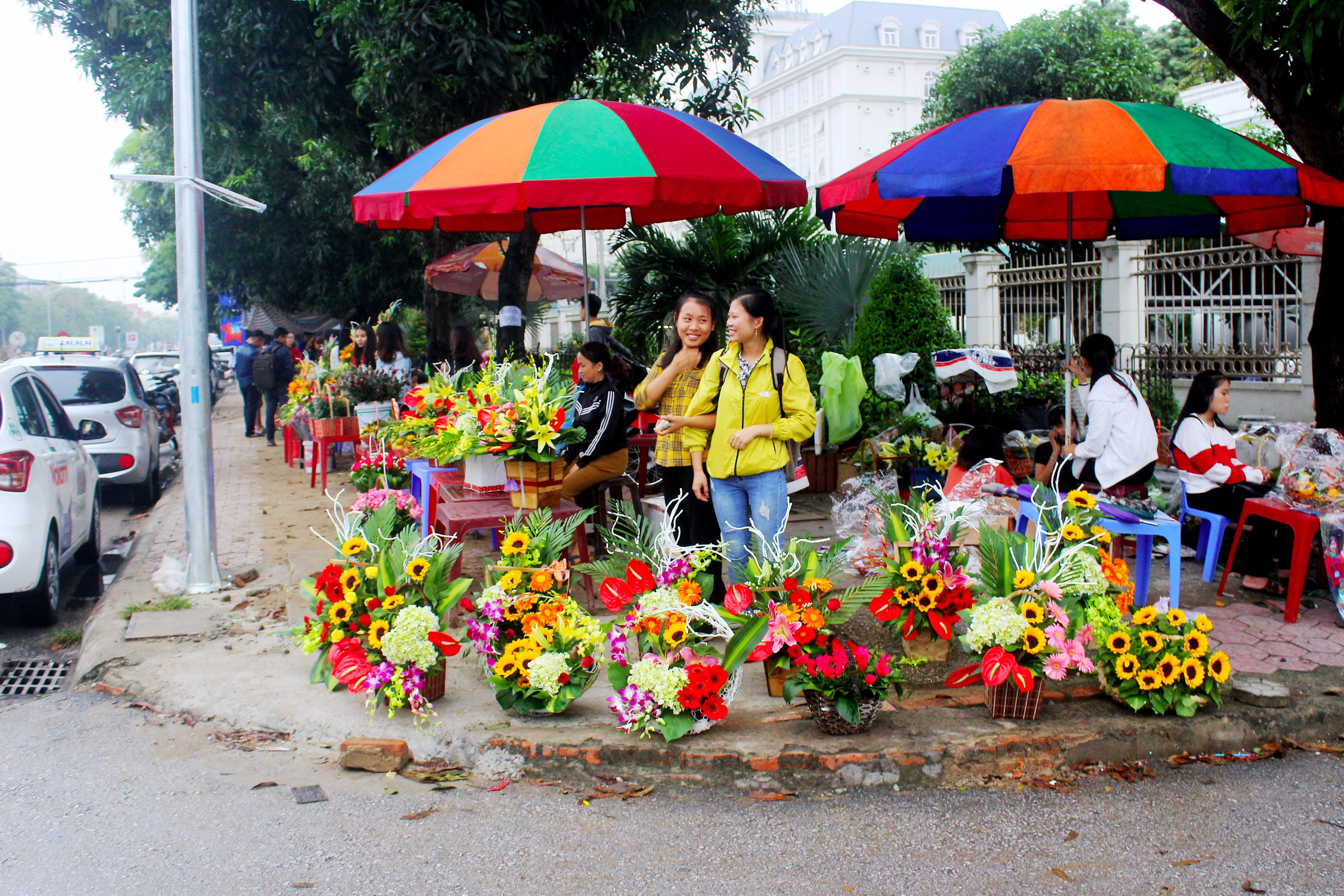 Những ngày này, các điểm bán hoa phục vụ ngày Phụ nữ Việt Nam 20/10 trên địa bàn TP.Vinh đã bắt đầu nhộn nhịp. Đã thành lệ, trước cổng trường Đại học Vinh, các bạn sinh viên lại tập hợp thành từng nhóm để bán hoa để gây quỹ từ thiện hoặc kiếm thêm thu nhập. Ảnh: Quang An