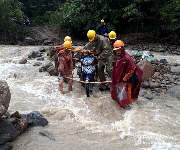 Công nhân điện lực băng rừng, lội suối kéo điện cho dân vùng cao sau đợt mưa lũ. Ảnh: Tiến Hùng